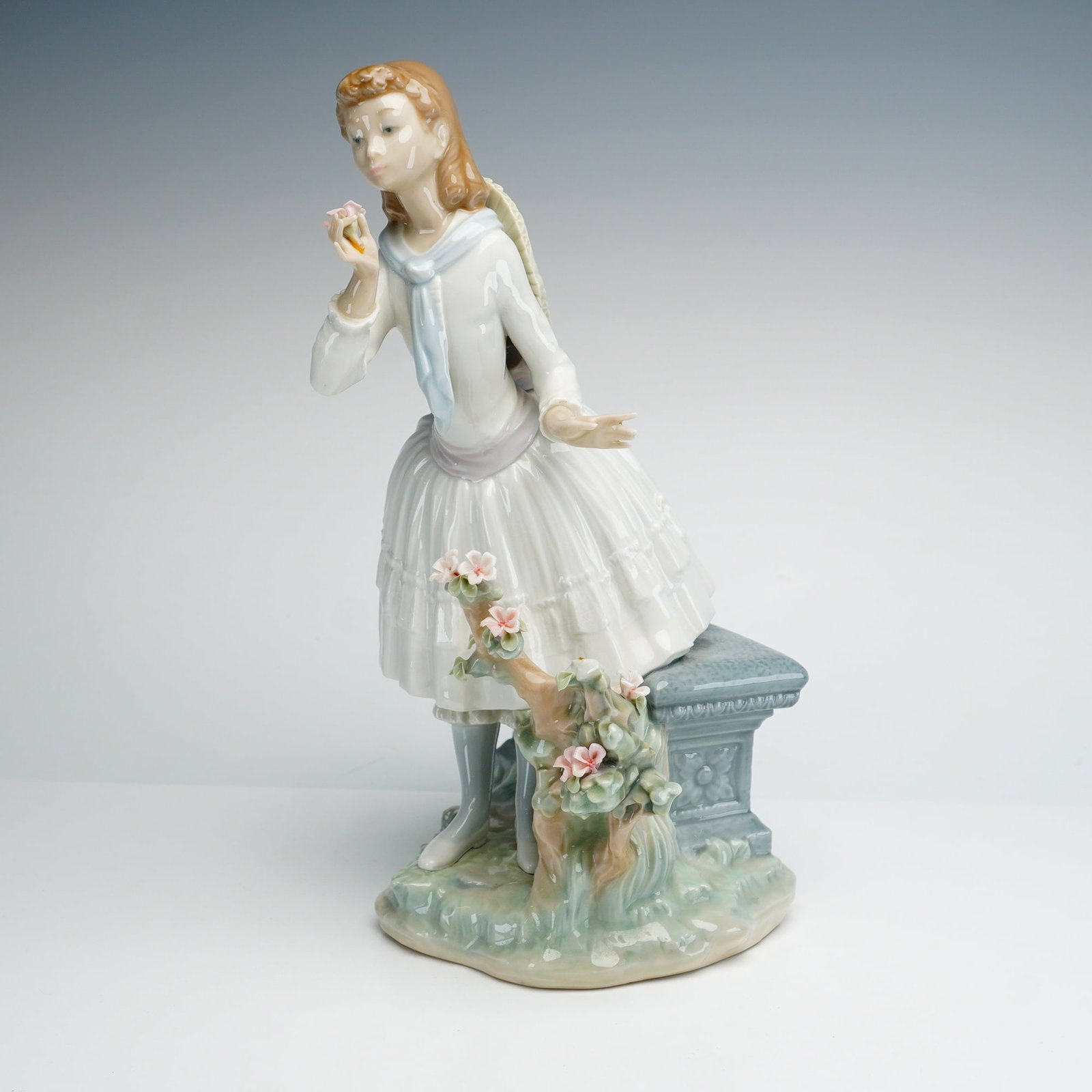 Lladro Porcelain Figurine Exquisite Scent 01001313 (1 of 3)