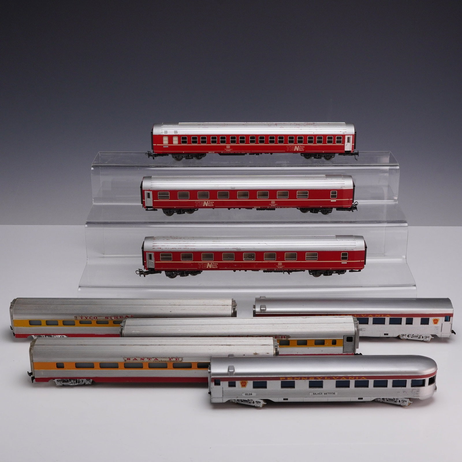 8pc Group of Hobbyline, Tyco, and Marklin HO Scale Passenger Cars and Locomotive: This lot features an 8pc group of Hobbyline, Tyco, and Marklin train cars and locomotive in HO scale, comprising a selection of European and American prototype passenger rolling stock. The collection 