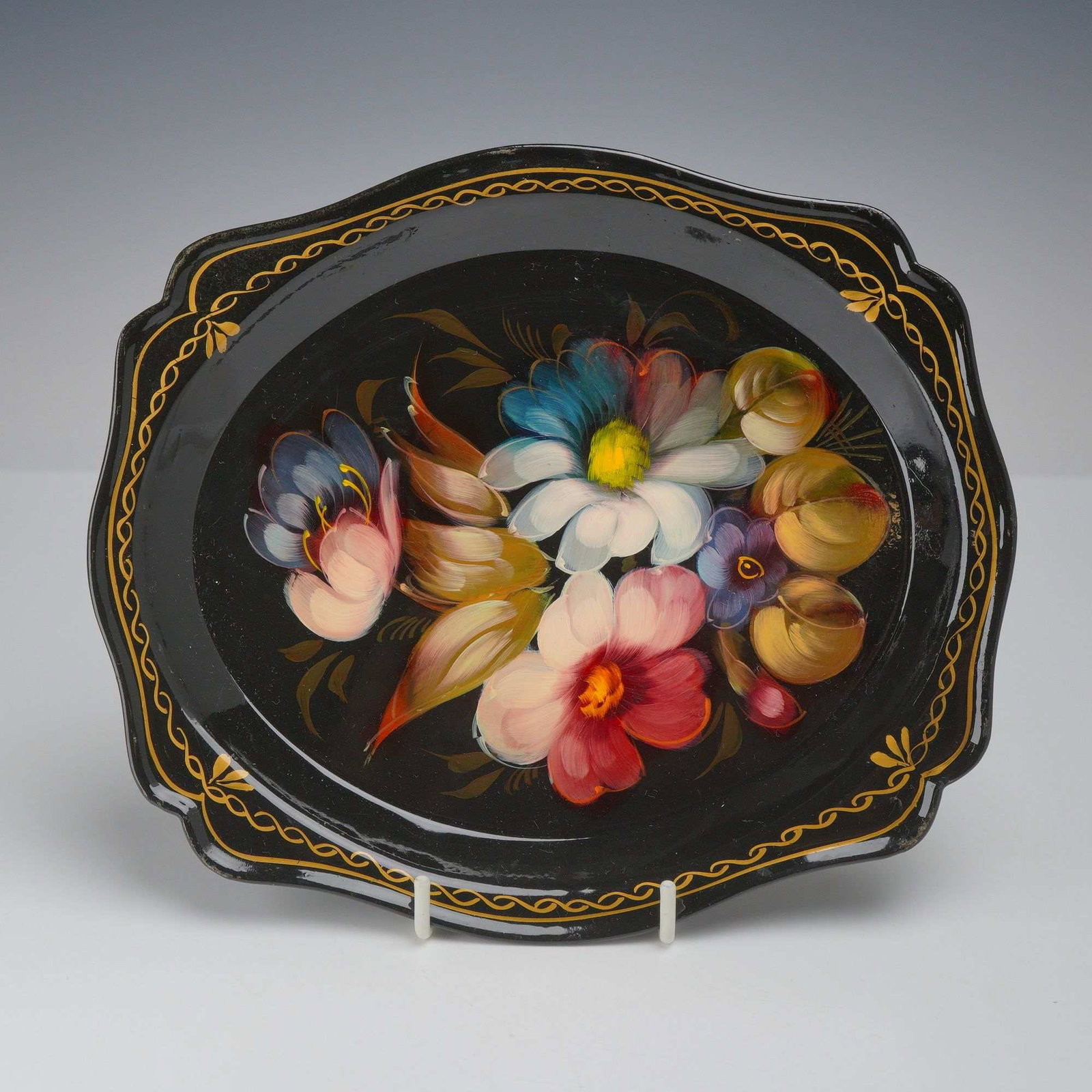 Russian Zhostovo Hand Painted Metal Souvenir Tray: This small, oval souvenir tray originates from the Zhostovo Factory of Decorative Painting in the Mytishchi district of the Moscow region, Russia. Produced during the late Soviet era, the tray is cons