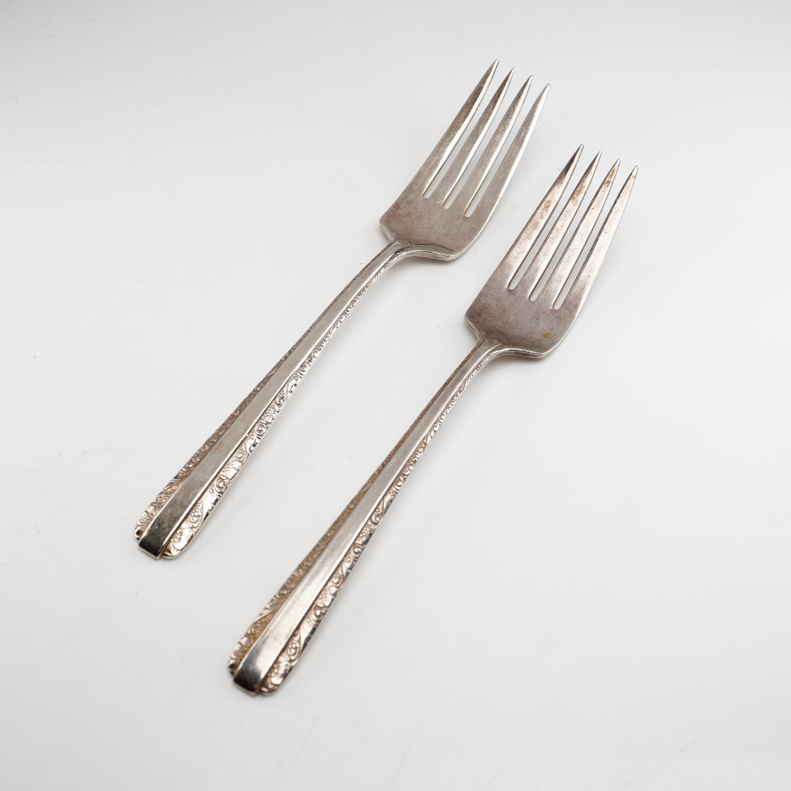2pc Towle Candlelight Sterling Silver Forks: This lot consists of two sterling silver forks manufactured by Towle Silversmiths. Each fork is in the Candlelight pattern, which was introduced in 1934 and features a sleek handle design with decorat
