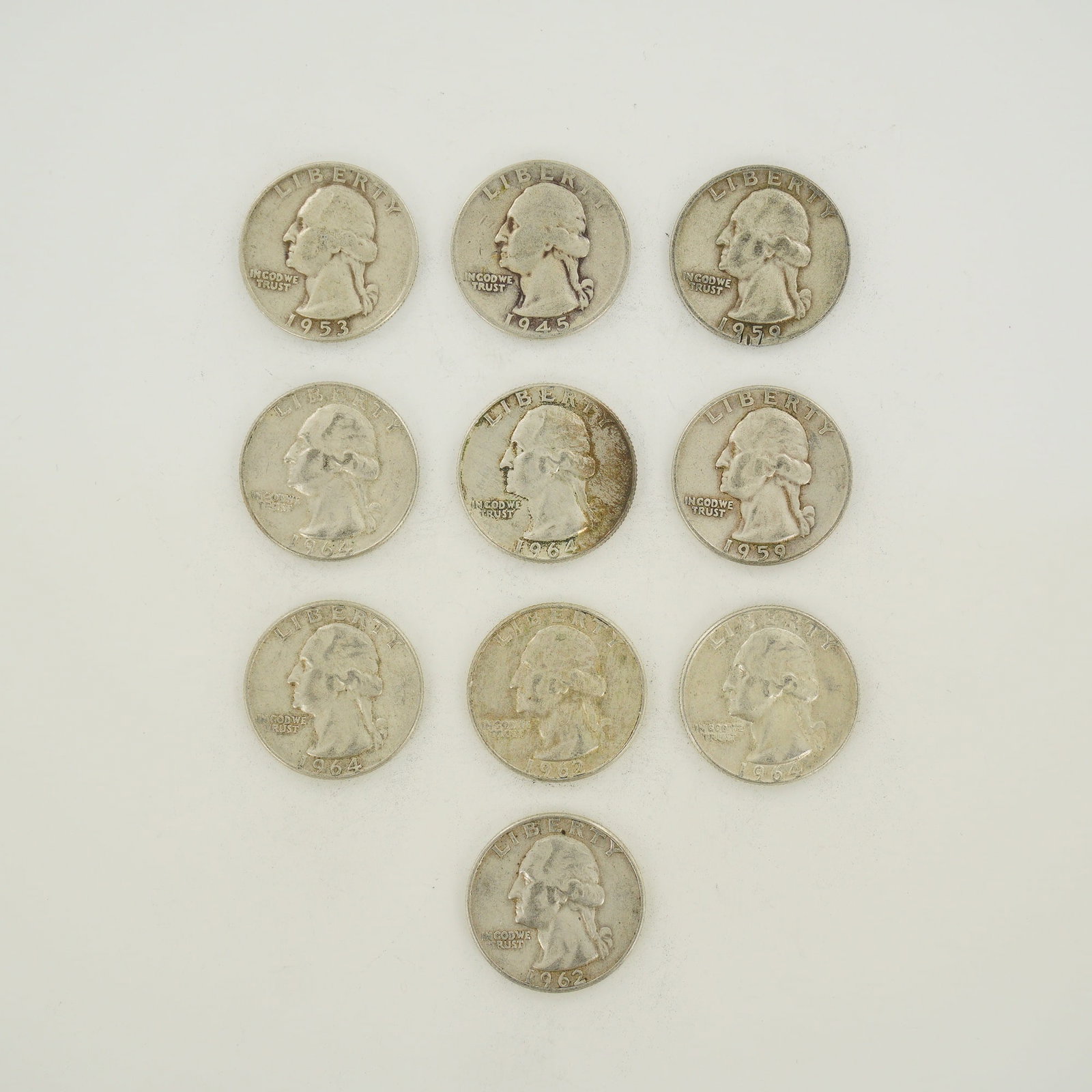 10pc Collection of US 90% Silver Washington Quarters, 1945-1964: A collection of US Washington quarters struck in 90% silver. This mixed date bag of coinage includes issues dated 1945, 1953, 1959, 1962, and 1964. The lot features coins from the Denver Mint. All spe