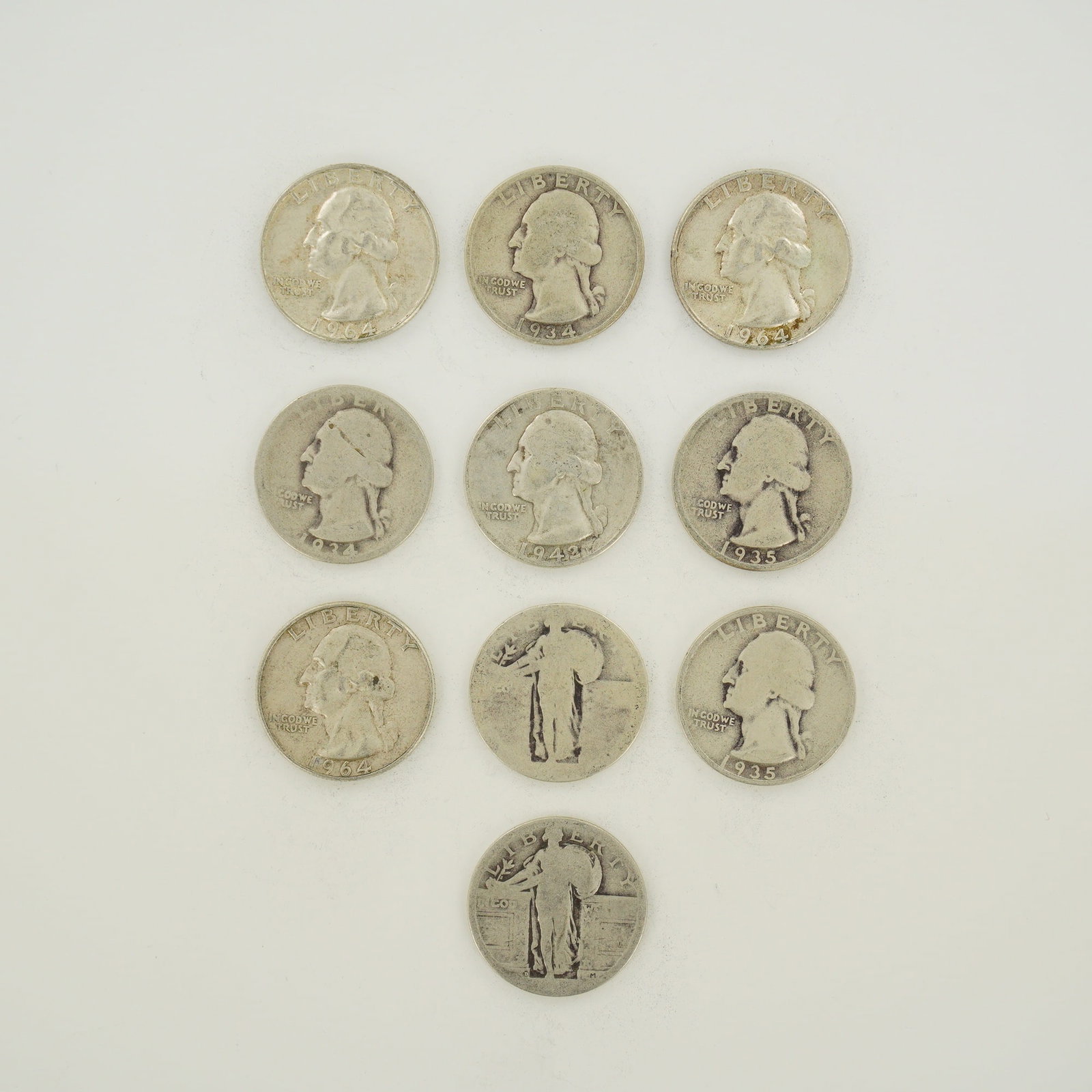 10pc U.S. 90% Silver Standing Liberty and Washington Quarters: A collection of US 90% silver quarter dollars featuring a mixed date bag of Washington (KM# 164) and Standing Liberty (KM# 145) types. Legible dates on the Washington examples include 1934, 1935, 1942