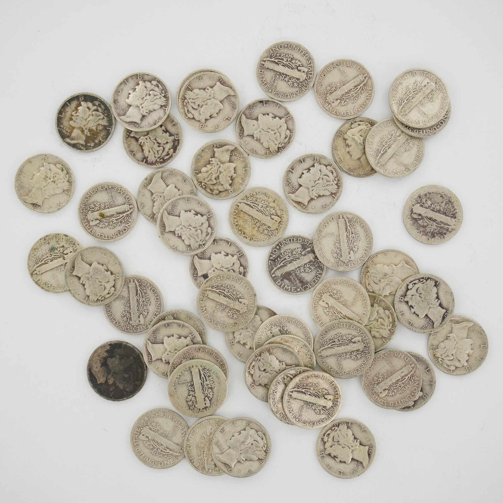 50pc Pre-1945 U.S. 90% Silver Mercury Dimes: A collection of United States Mercury, or Winged Liberty Head, dimes struck in a 90% silver alloy. This mixed date bag of coinage features various issues from the late 1930s and 1940s, with visible mi