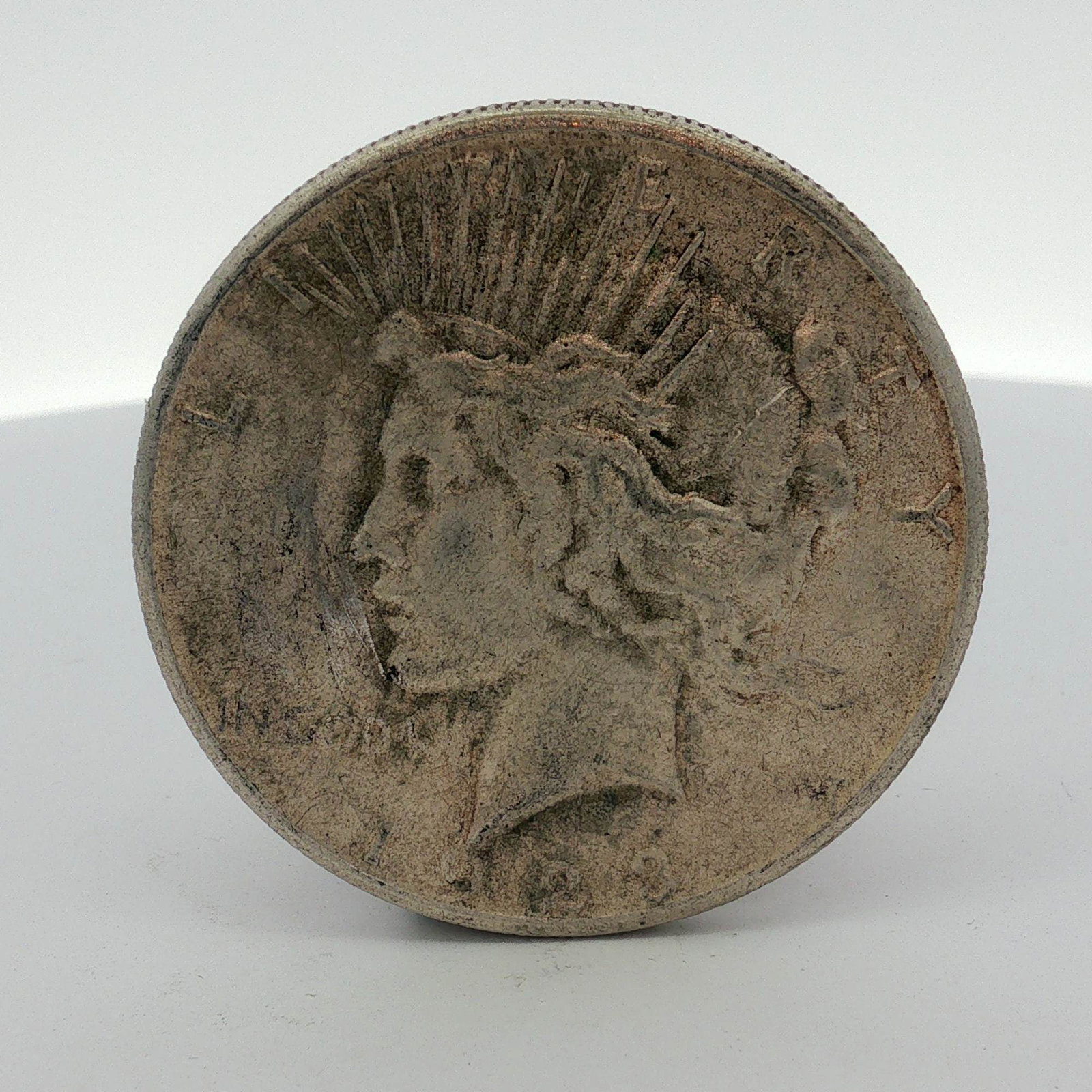 US 192x Peace Silver Dollar: A US Peace dollar coin (KM# 150) struck in .900 fine silver. The obverse displays the standard design type with inscriptions LIBERTY, IN GOD WE TRUST, and a partial date of 192[x]. The reverse