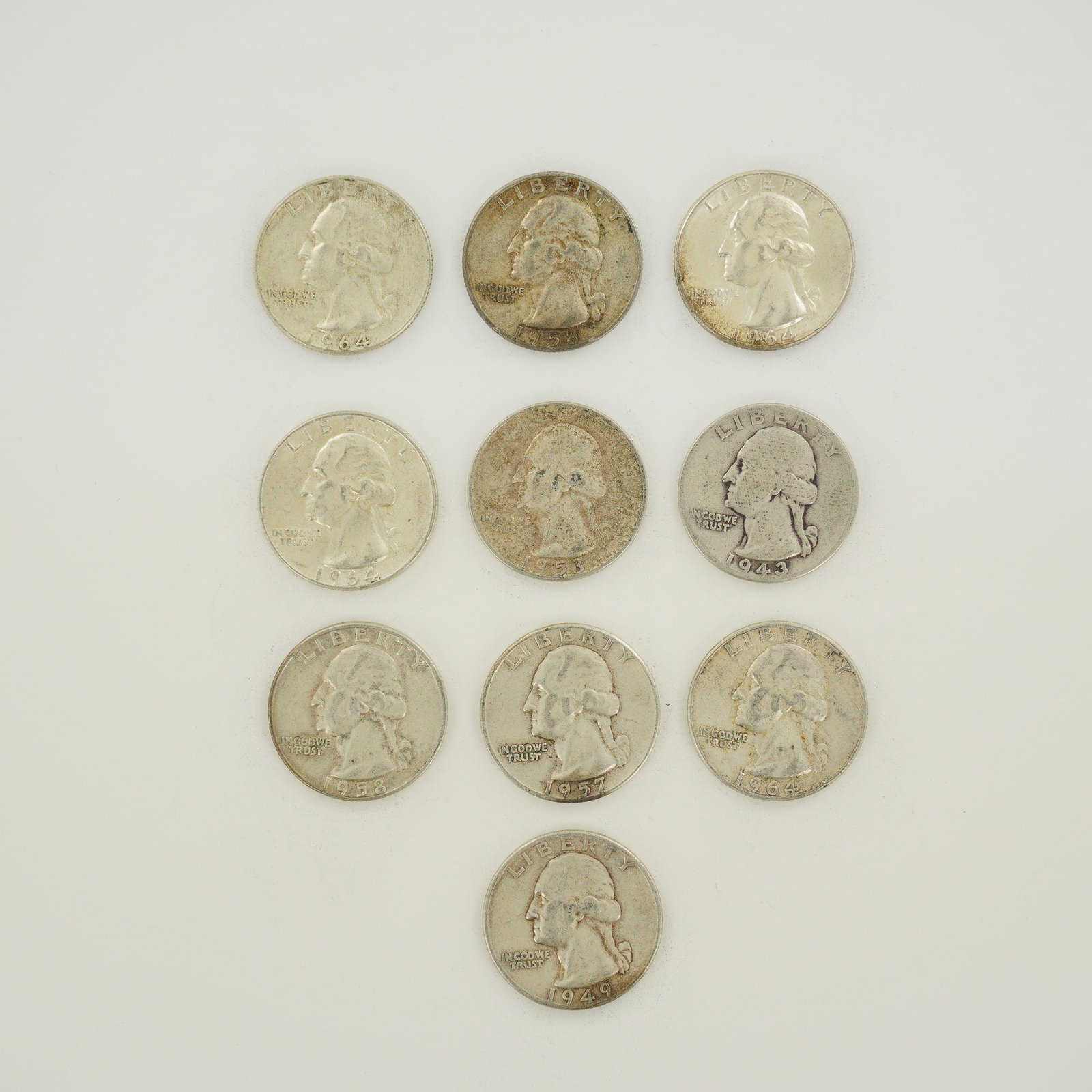 10pc Pre-1964 U.S. 90% Silver Washington Quarters: A collection of 10 US Washington silver quarter dollars sourced from a mixed date bag of 90 percent silver coinage. The lot includes coins dated 1943, 1949, 1953, 1957, 1958, and 1964. These specimens