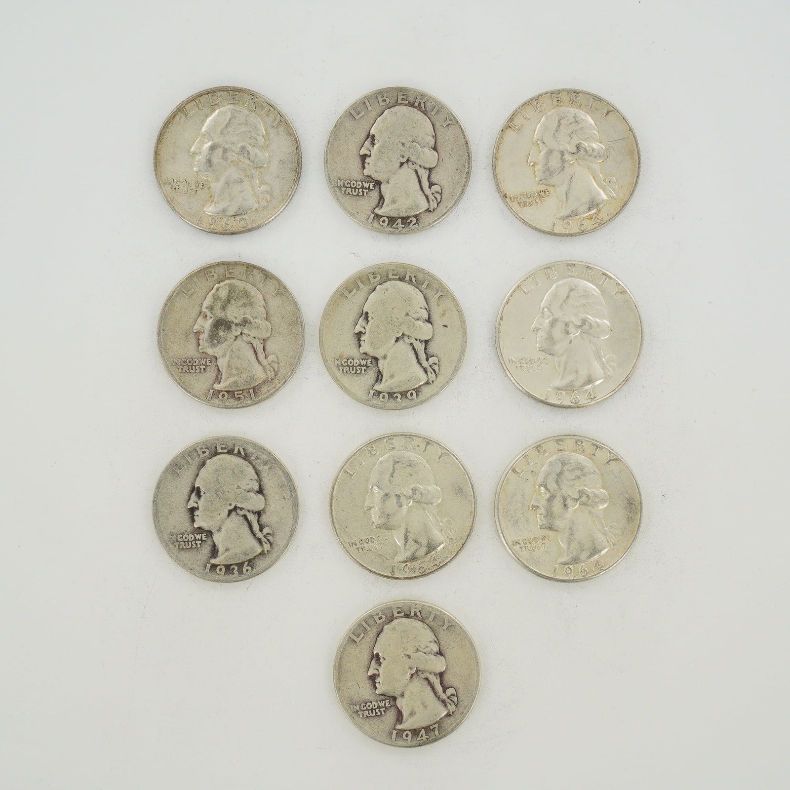 10pc US Silver Washington Quarters, 1936-1964: This group of US Washington type quarters is presented as a mixed date bag of 90% silver coinage. The collection includes various dates: 1936, 1939, 1942, 1947, 1951, 1960, and 1964. The obverse of