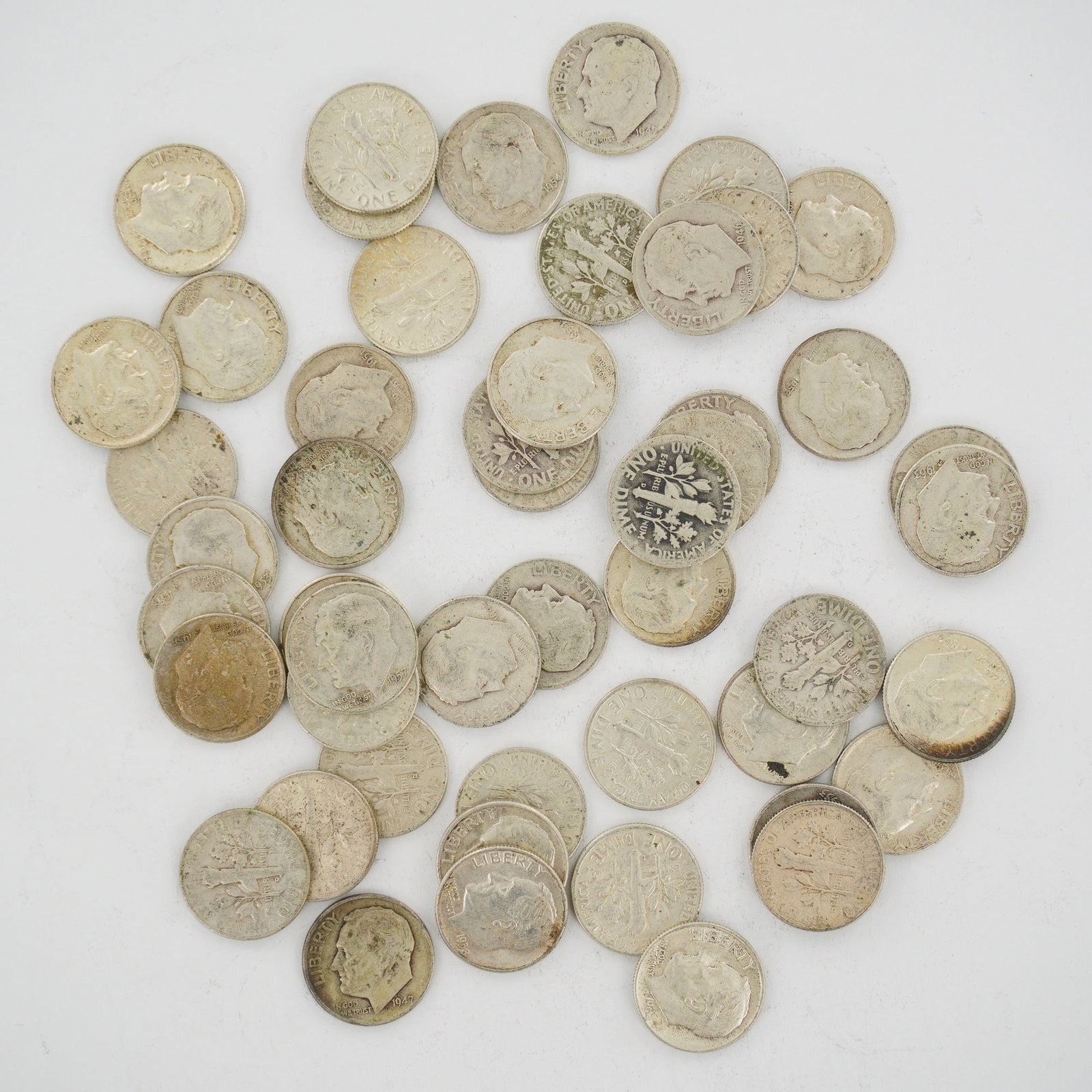 A Collection of US 90% Silver Roosevelt Dimes, Mixed Date Bag: A collection of US Roosevelt dimes struck in 90% silver and 10% copper with a 0.900 fineness. This mixed date bag of coins includes issues ranging from 1946 to 1964. The specimens feature the
