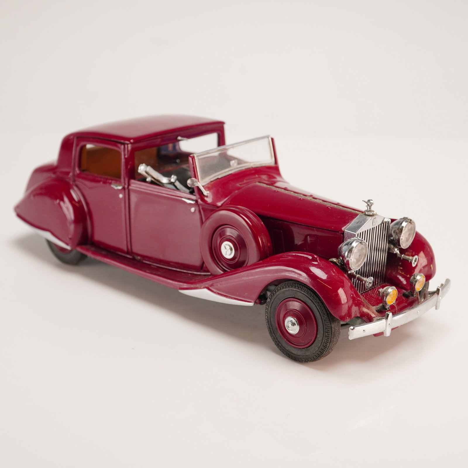 The Danbury Mint Model Car, 1938 Rolls-Royce Phantom III: This 1:24 scale model depicts a 1938 Rolls-Royce Phantom III Sedanca De Ville from the Danbury Mint Classic Cars collection. The vehicle features a die-cast metal body finished in garnet red,