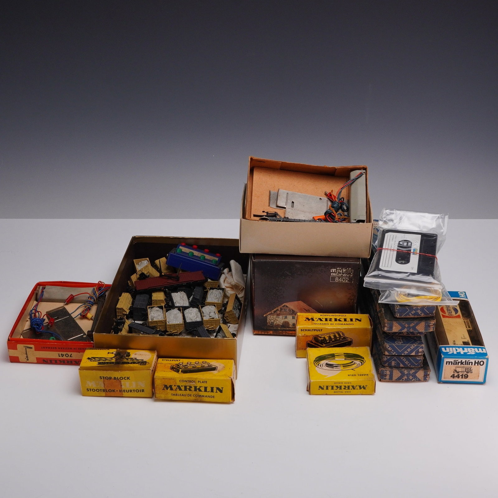 Collection of Vintage Marklin HO and Mini-Club Z Scale Train Parts and Rolling Stock (1 of 4)