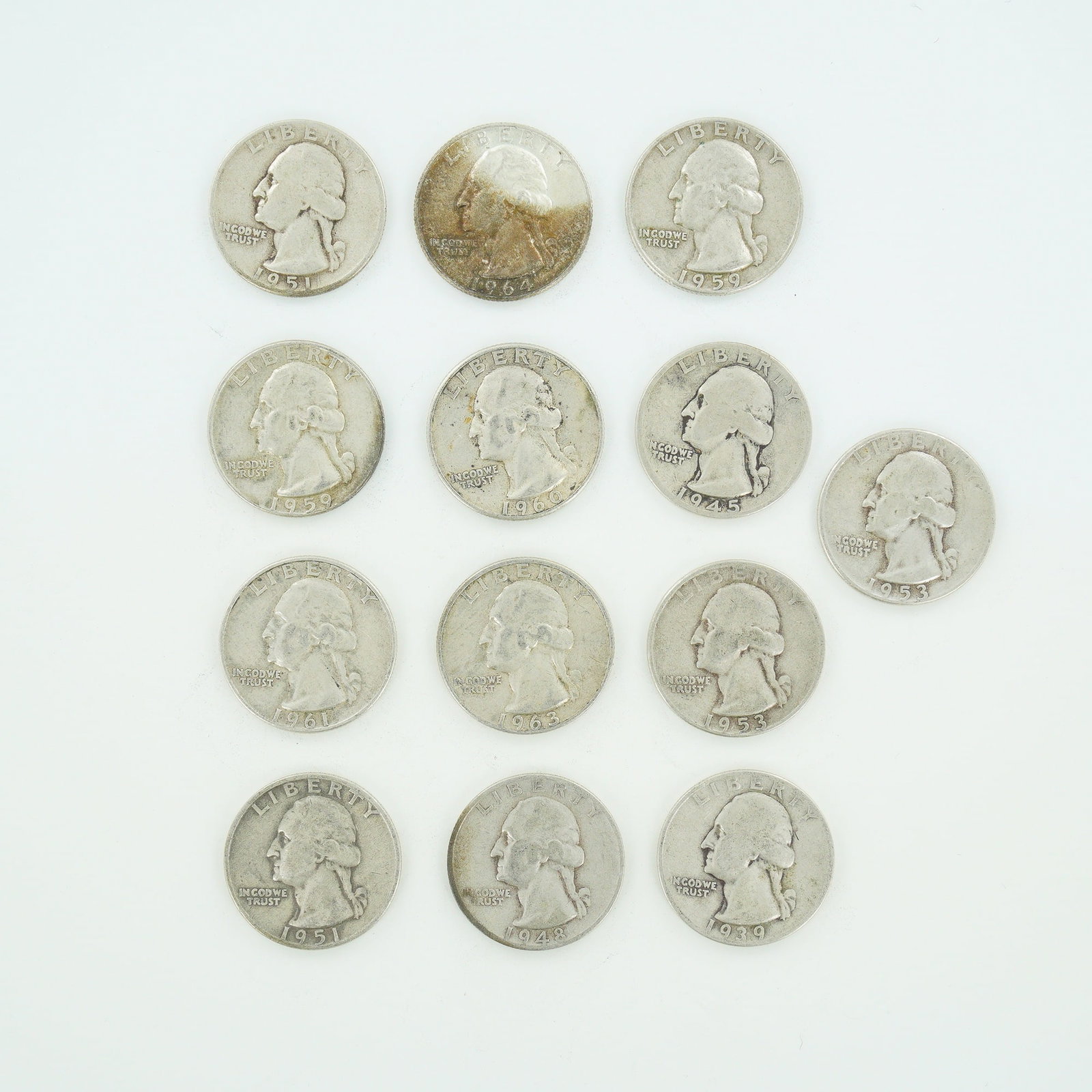 10pc Pre-1964 U.S. 90% Silver Washington Quarters: A group of US Washington silver quarters with dates ranging from 1939 to 1964. These coins are struck in 90 percent silver and 10 percent copper. The obverse features the left-facing profile of George