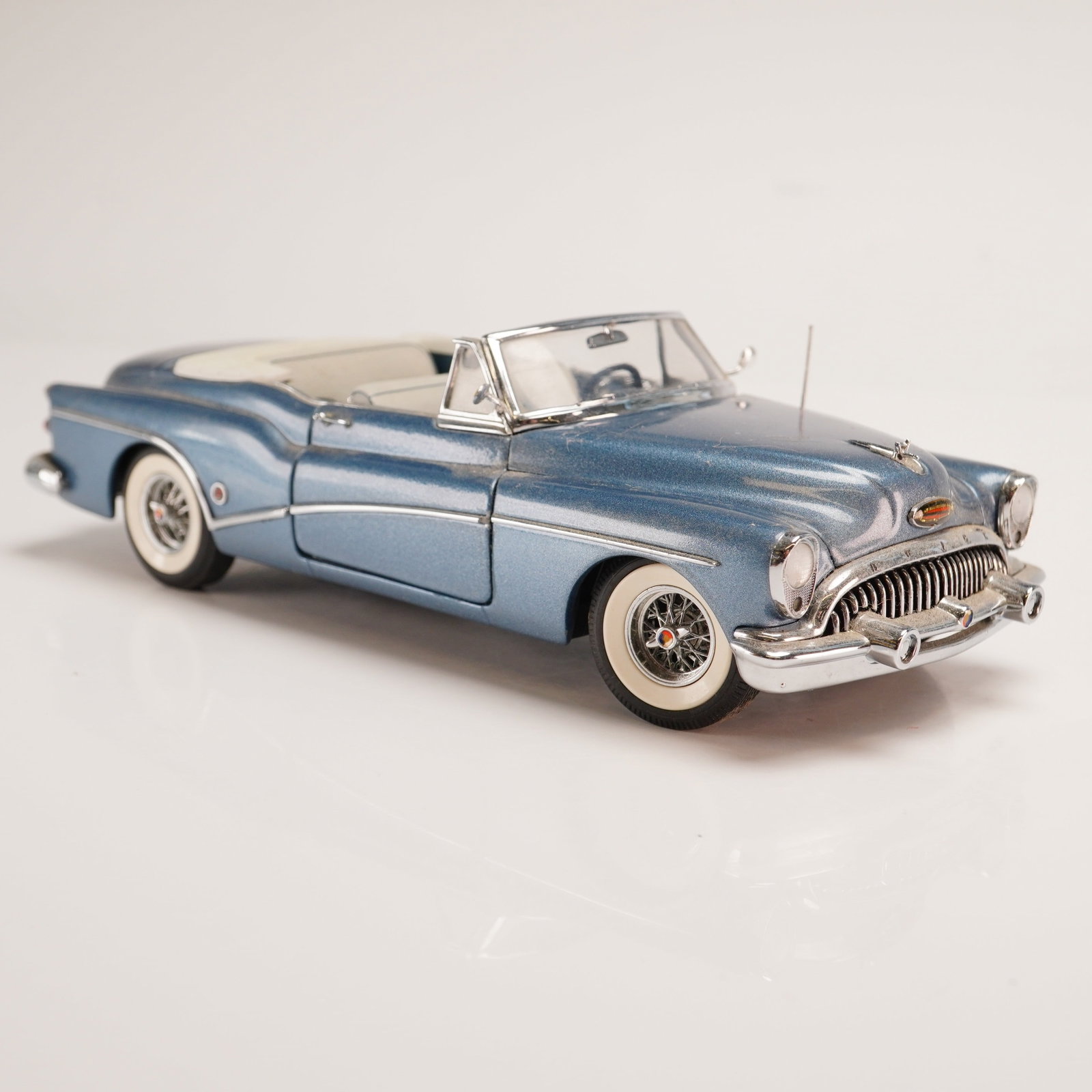 The Danbury Mint Model Car, 1953 Buick Skylark Convertible: A precision die-cast model car produced by The Danbury Mint, representing a 1953 Buick Skylark Convertible. Part of the Danbury Mint Classic Cars Collection, this 1:24 scale replica is finished in met