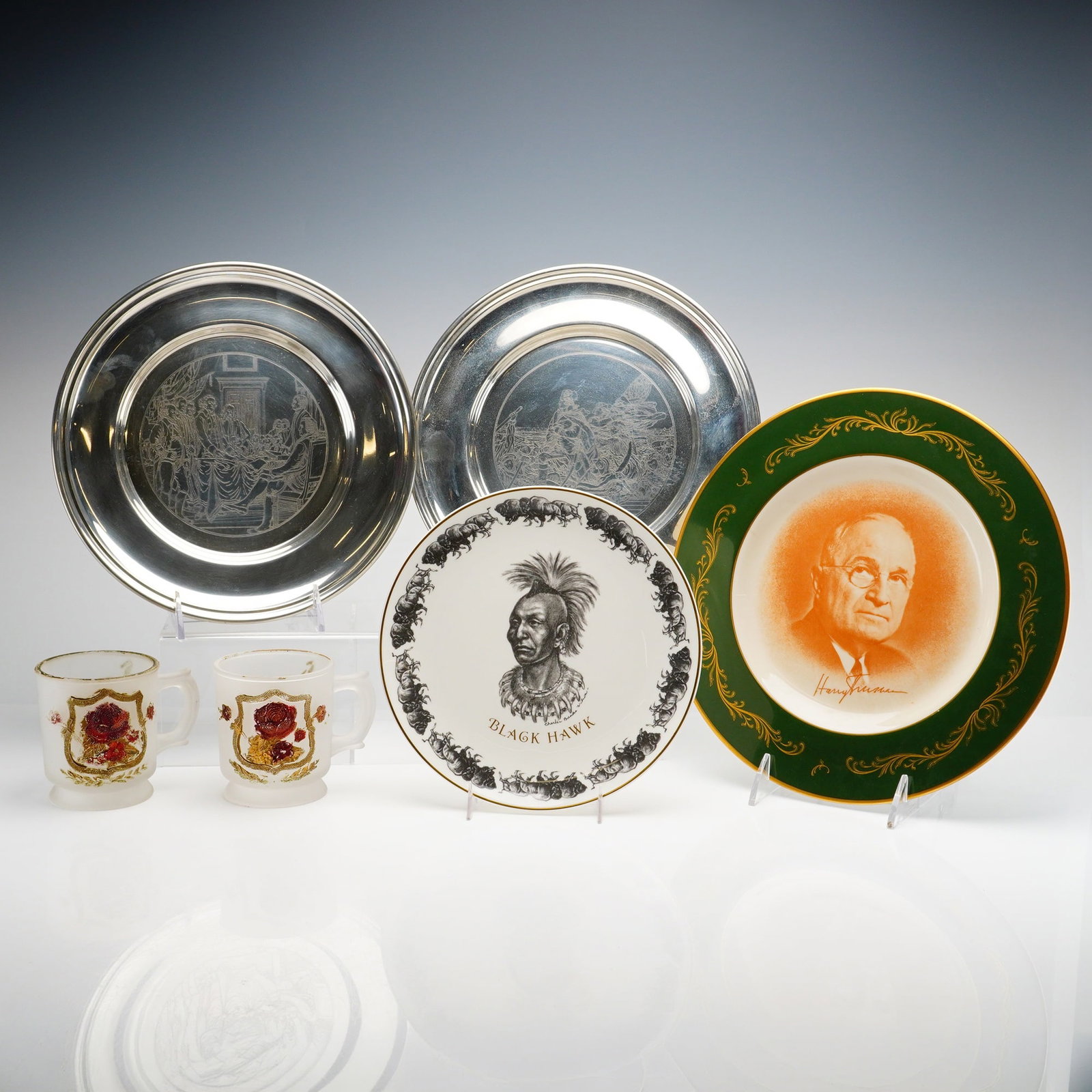 6pc Americana Plates and Mugs: This lot of 6 Americana pieces includes four commemorative plates and two decorative glass mugs. The collection features items from several notable manufacturers including Stieff, Wedgwood, and Pickar
