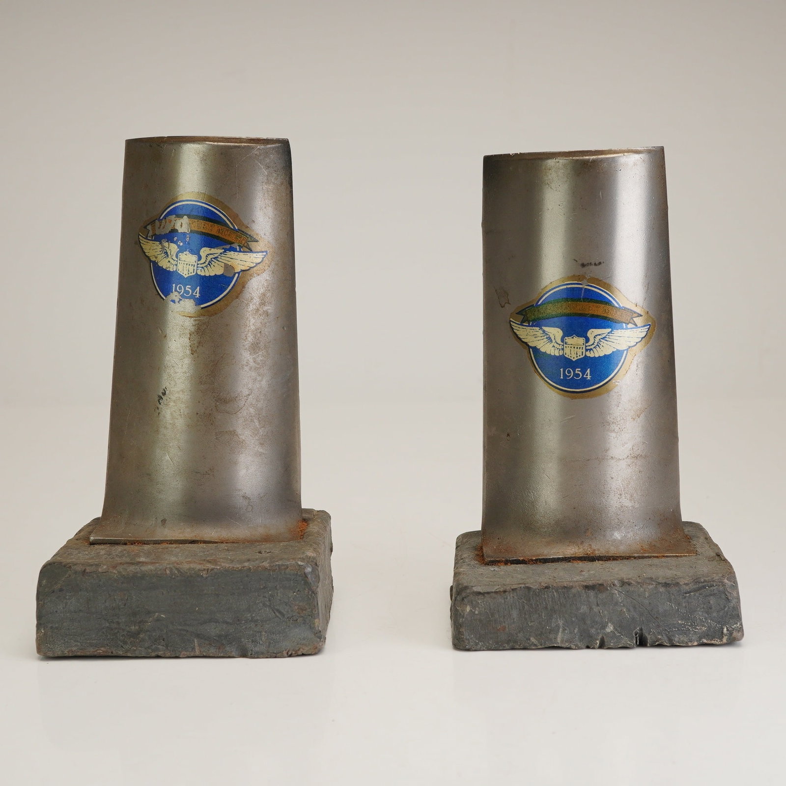 USAF Gunnery Meet 1954 Century Club Turbine Blade Display Pieces, Pair: This is a pair of authentic industrial aviation display pieces, repurposed as bookends or desktop ornaments, commemorating the 1954 United States Air Force (USAF) Gunnery Meet. Each piece features a