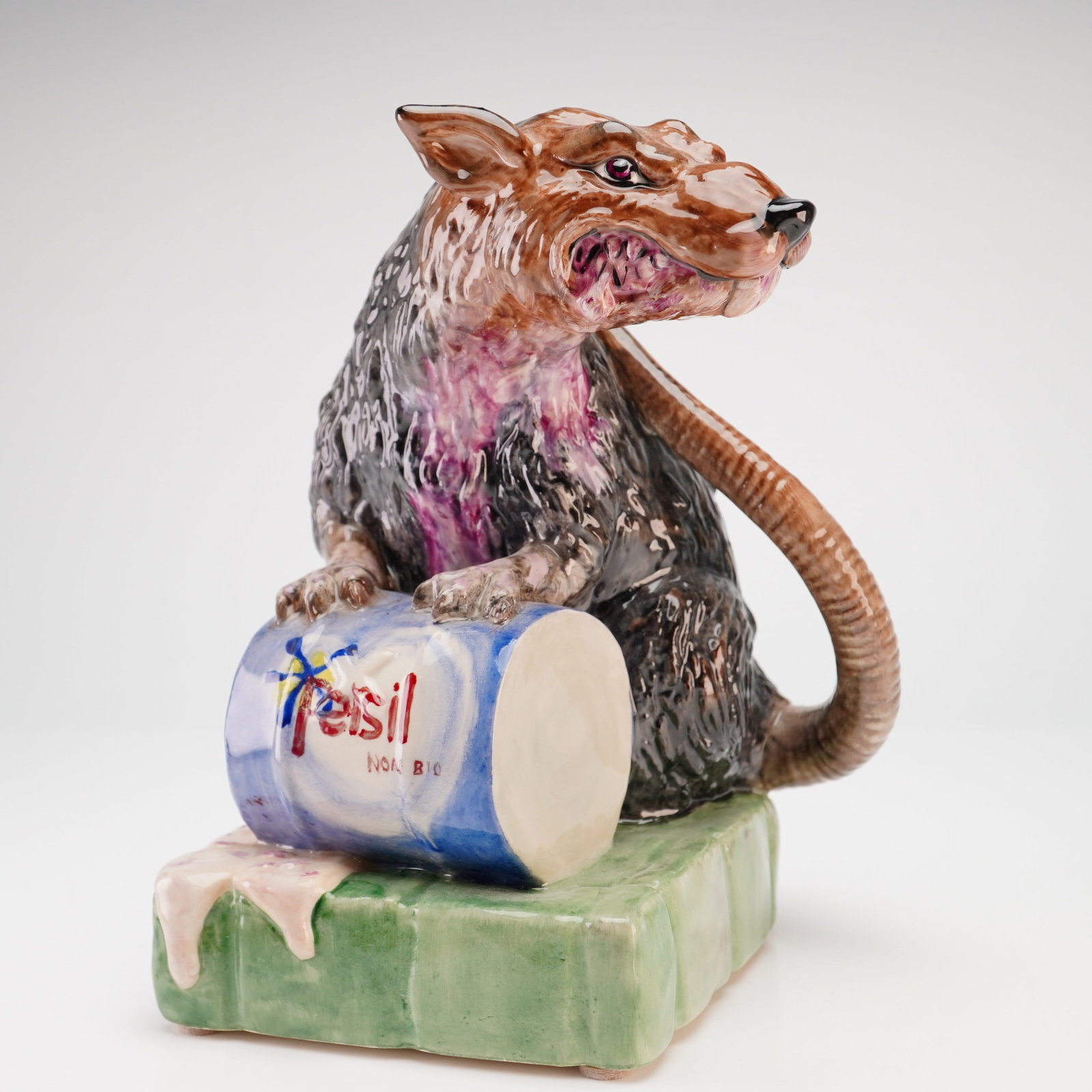 Banksy Street Art Collection Toxic Rat Prototype Figurine by Kevin Francis Ceramics: A Kevin Francis Ceramics glazed earthenware figurine from the Banksy Street Art Collection, titled Toxic Rat. This piece is a unique trial version. The figurine depicts a snarling rat with a brown