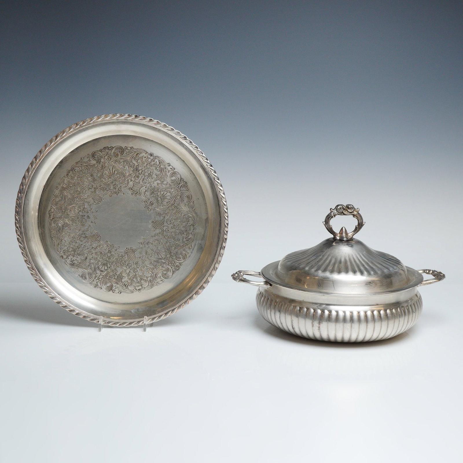 Two Leonard and WM Rogers Silverplated Serving Covered Dish and Tray (1 of 4)