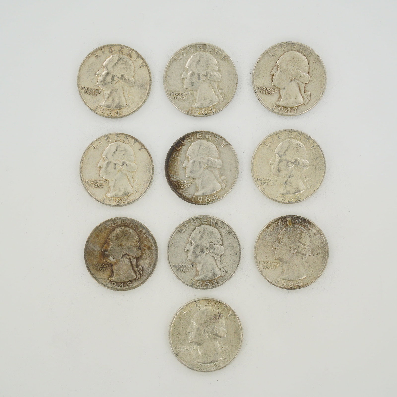 10pc Collection of US Silver Washington Quarters, 1945-1964: This collection consists of US Washington quarter dollars struck in 90% silver and 10% copper. The coins feature the Washington portrait obverse and the heraldic eagle reverse design. This mixed date