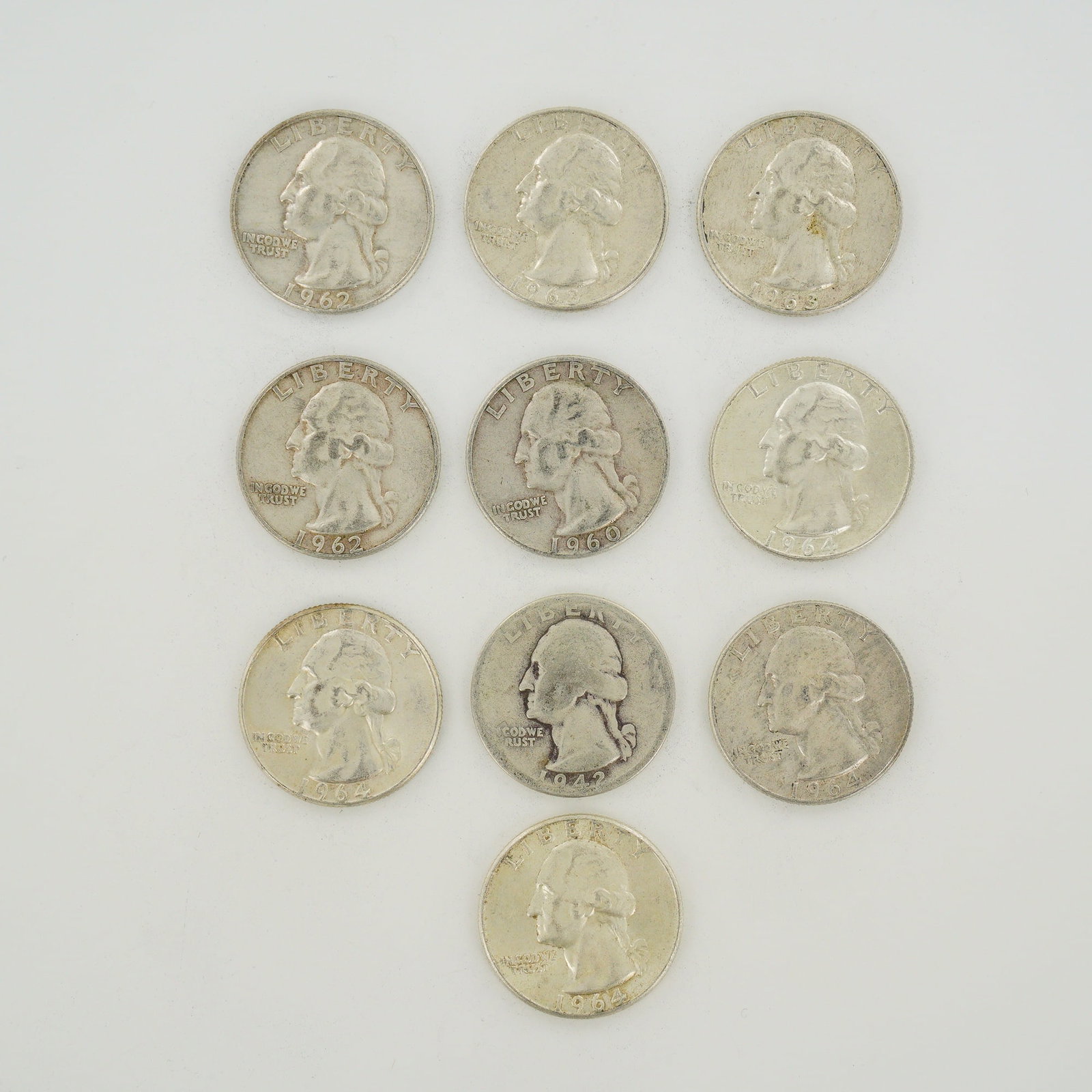 10pc Collection of US Washington Silver Quarters, 1942-1964: A collection of mixed date US Washington quarter dollars struck in 90% silver and 10% copper. The group consists of coins with dates including 1942, 1960, 1962, 1963, and 1964. The coins feature the