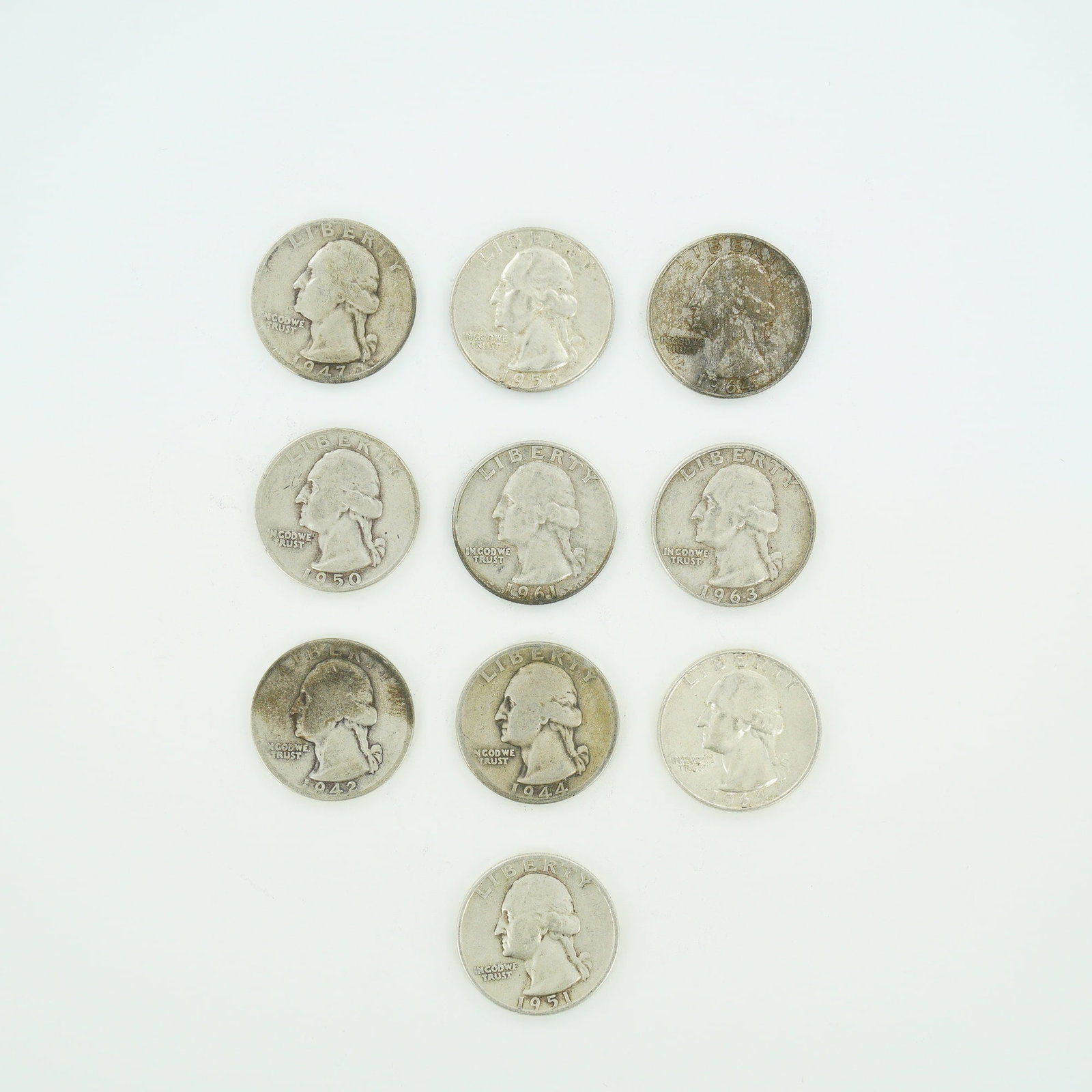 10pc Pre-1964 U.S. 90% Silver Washington Quarters: This collection of US Washington quarters is presented as a mixed date bag of 90% silver coinage minted between 1942 and 1964. The group includes issues from both the Philadelphia and Denver mints,
