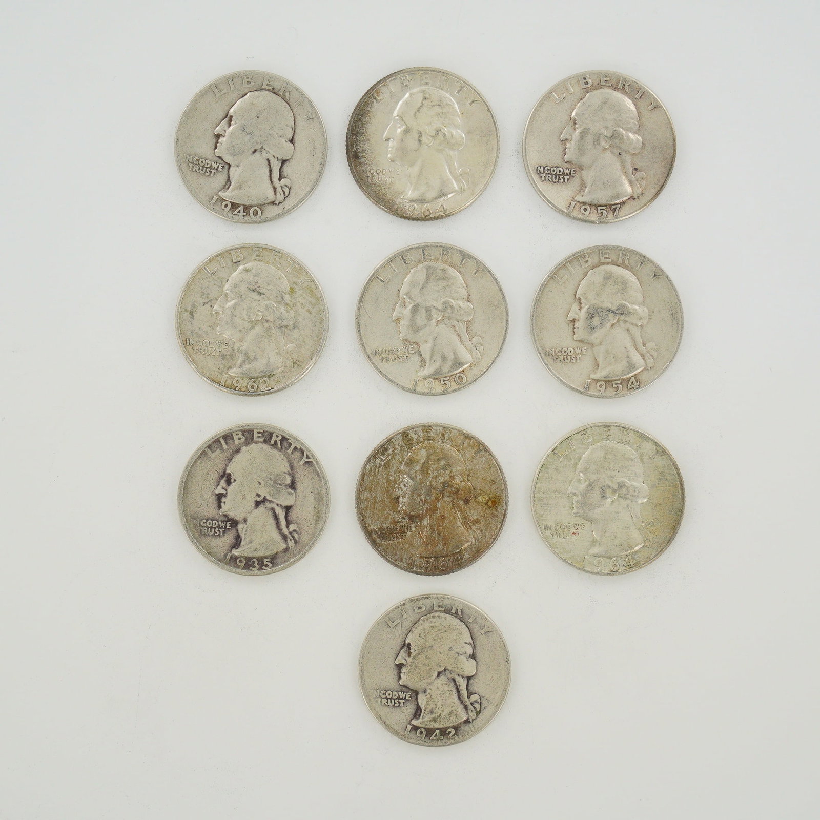 10pc Pre-1964 U.S. 90% Silver Washington Quarters: This collection of US silver quarter dollars consists of a mixed date bag of coins featuring the Washington obverse design. The coins are composed of 90% silver. Visible dates include 1935, 1940, 1942