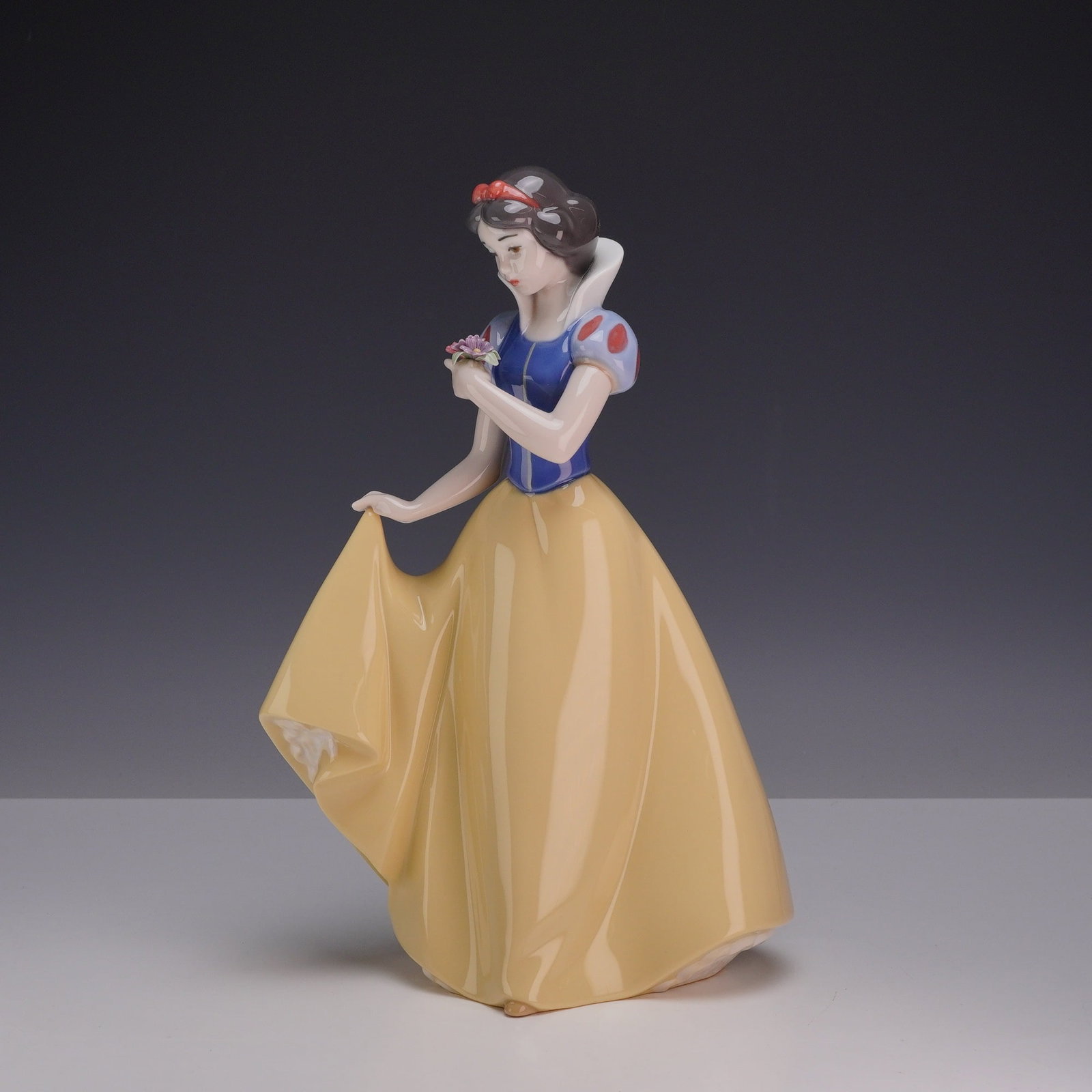 NAO by Lladro, Disney Collection, Snow White Porcelain Figurine Model 1680 (1 of 4)