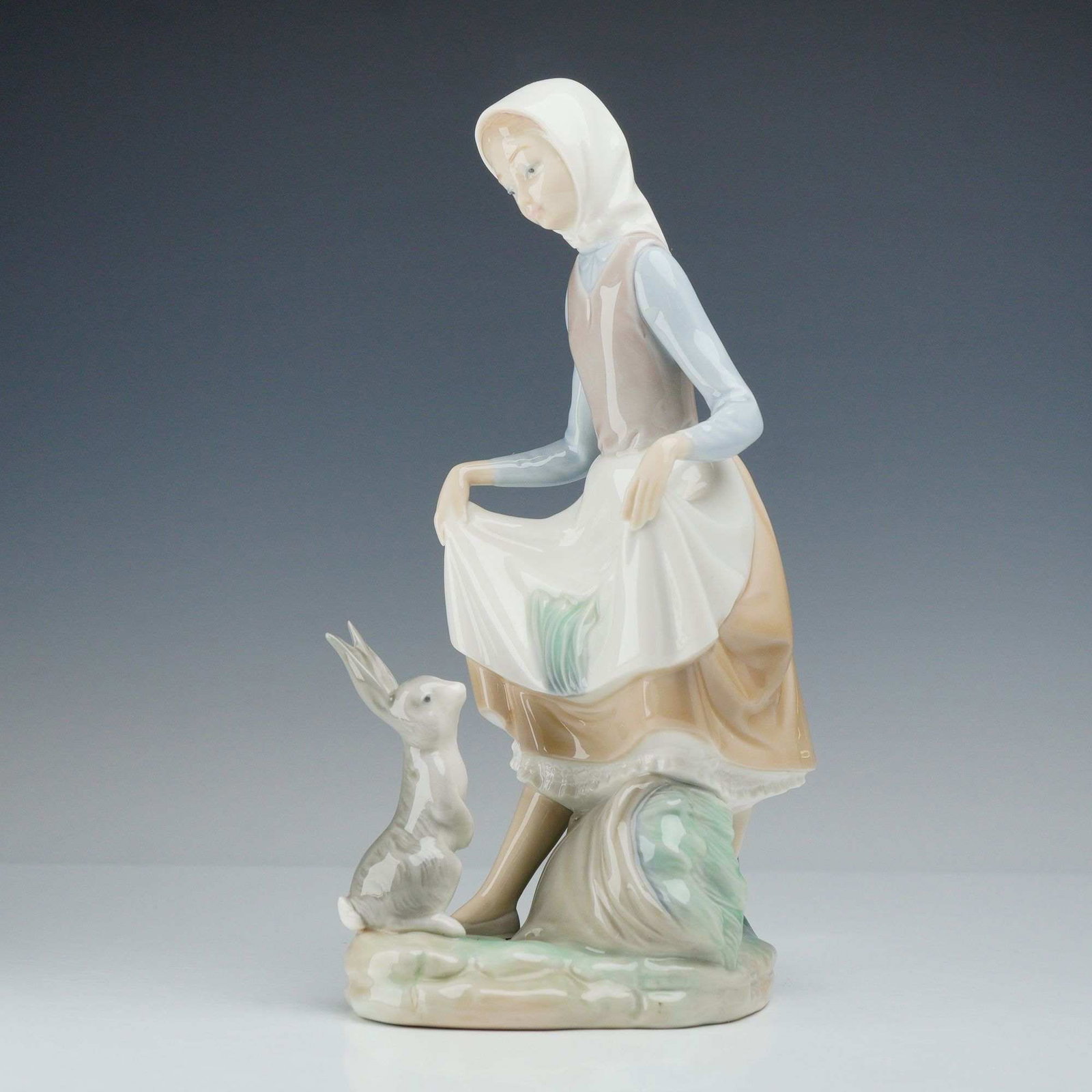 Lladro Porcelain Figurine Rabbit's Food Item 01004826 (1 of 3)