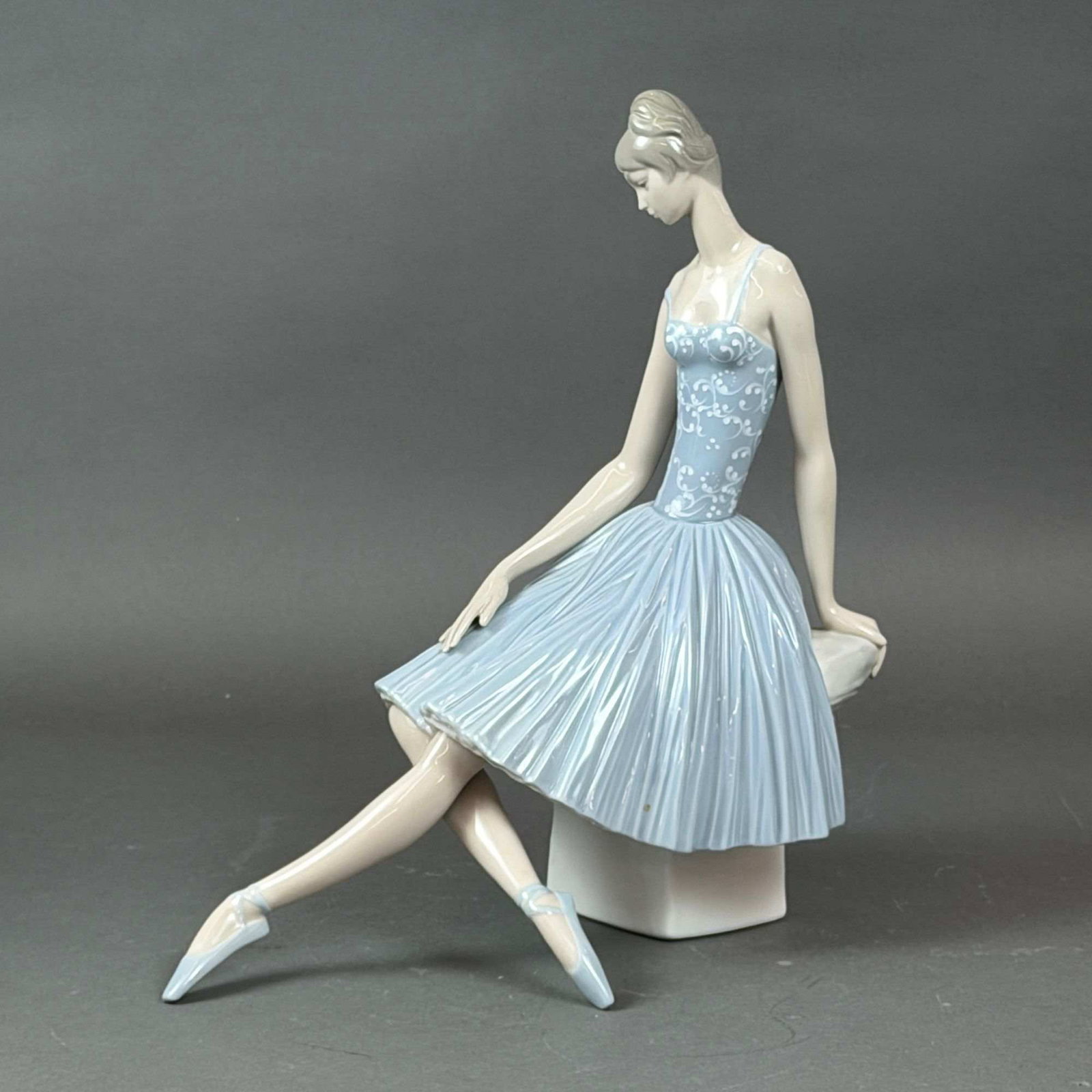 Lladro Waiting Backstage Glazed Porcelain Figurine #01004559 (1 of 3)