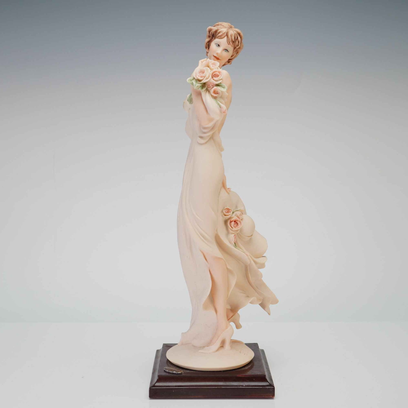 Giuseppe Armani Florence Sculture d'Arte Figurine Lady with Camellias1612F (1 of 4)