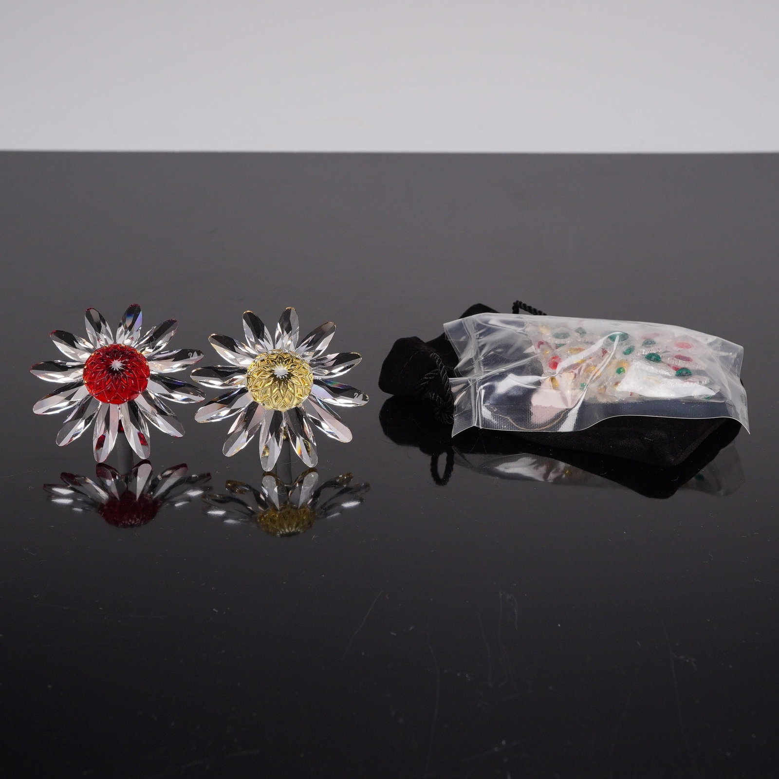 2pc Swarovski Crystal Marguerite Daisy Figurines & Mini Flowers SCS Renewal Gifts: This lot consists of two Swarovski faceted crystal figurines in the Marguerite daisy pattern, produced as Swarovski Crystal Society (SCS) renewal gifts. Each figurine features clear precision-cut