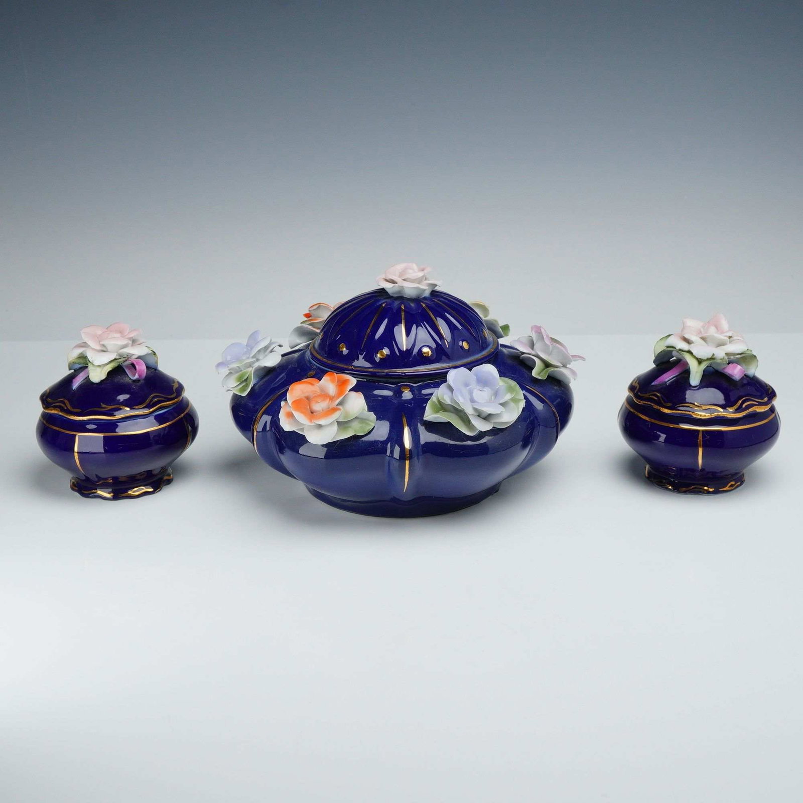 3pc Porfin Cluj Napoca Romanian Porcelain Cobalt Blue Floral Lidded Bowls: This collection of three lidded porcelain containers is manufactured by Porfin in Cluj-Napoca, Romania. The set comprises one large central lidded bowl and two smaller matching lidded bowls. Each piec