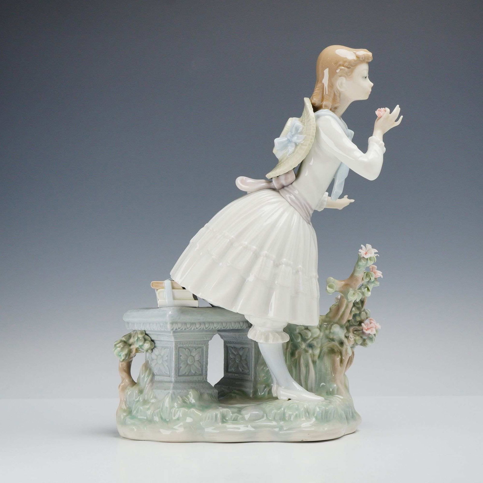 Lladro Glazed Porcelain Figurine, Exquisite Scent 01001313 (1 of 4)
