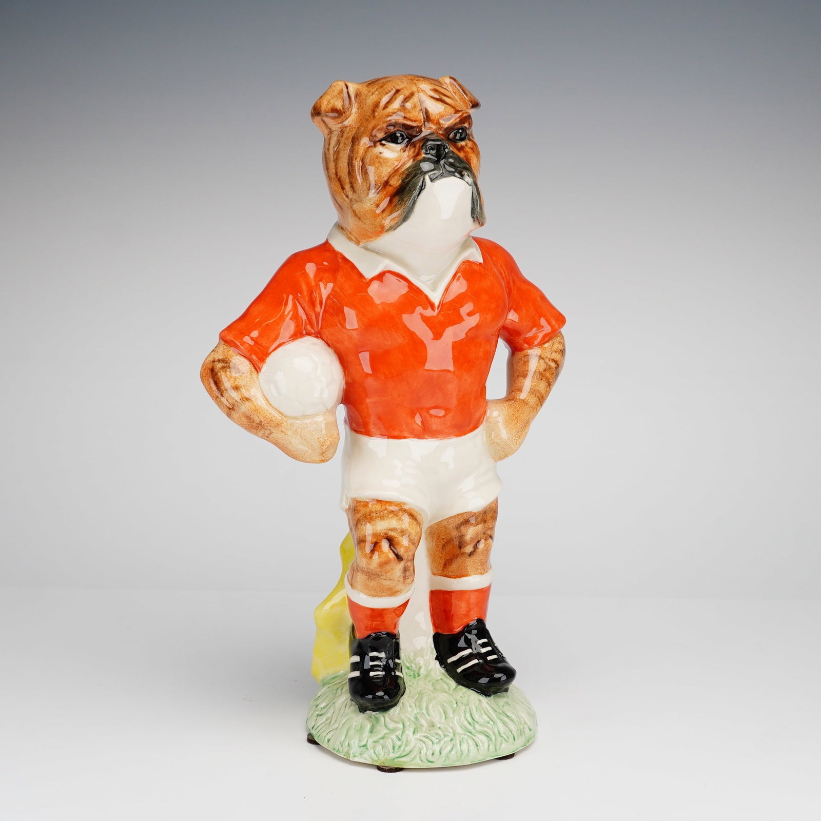 Kevin Francis Ceramics Limited Edition Figurine, Bulldog Footballer, Signed by Andy Moss: A Kevin Francis Ceramics Bulldog Footballer American edition figurine, modeled by artist Andy Moss. This hand-painted and glazed ceramic piece, produced in Staffordshire, England, depicts an anthropom
