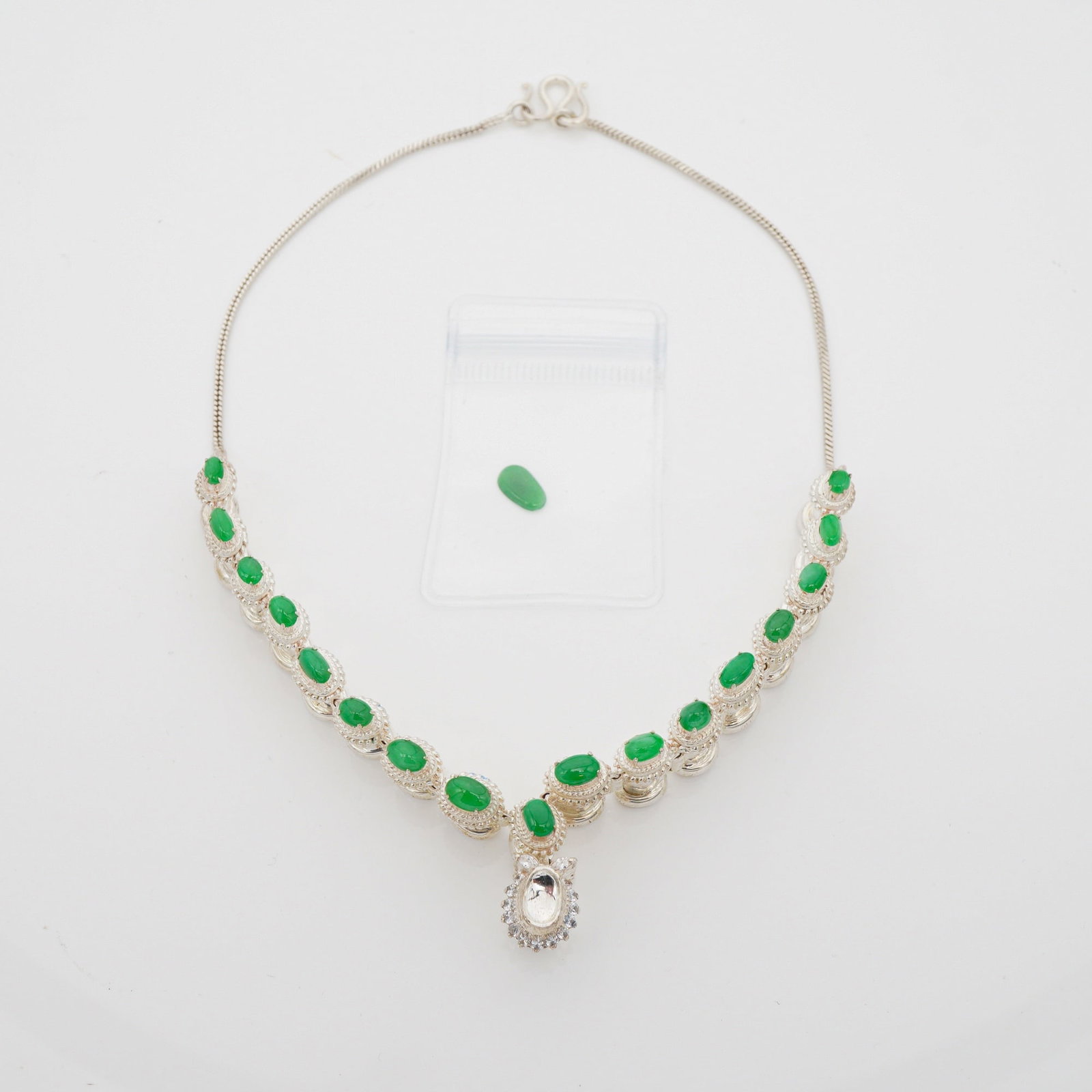 18-Stone Natural Jadeite Pillar Statement Necklace w/ Mason-Kay Authenticity Report: A superb necklace featuring a series of eighteen natural green jadeite cabochons. Each stone is bezel-set atop architectural, fluted cylindrical pillar links, for a sculptural, Art Deco inspired