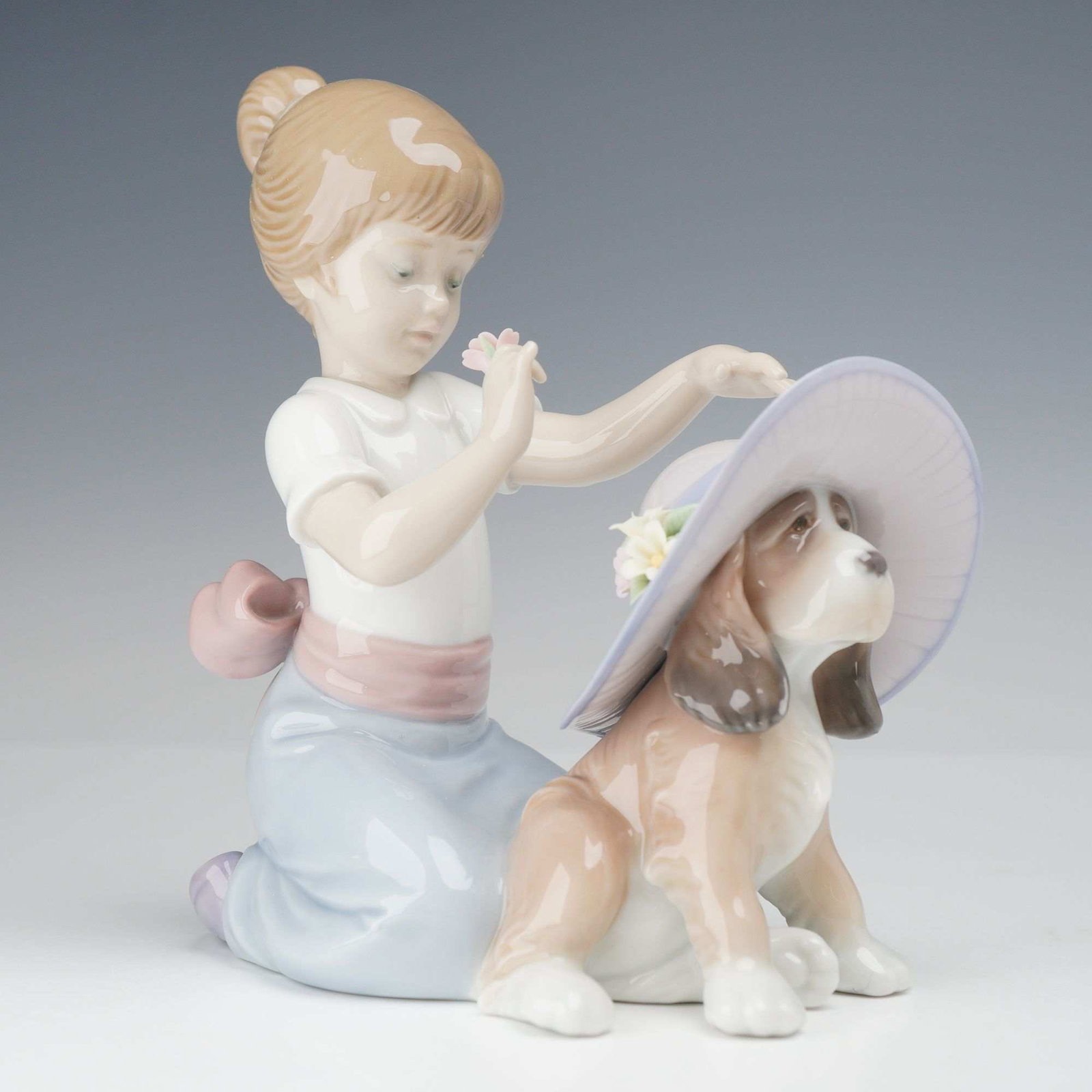 Lladro Porcelain Figurine An Elegant Touch 01006862 (1 of 4)