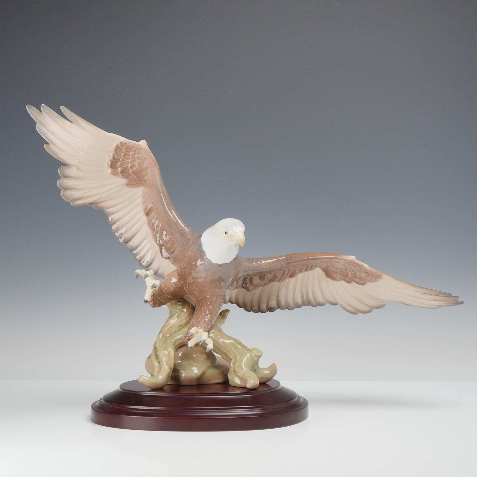 Lladro Porcelain Figurine, A Symbol of Pride 01006476 (1 of 3)