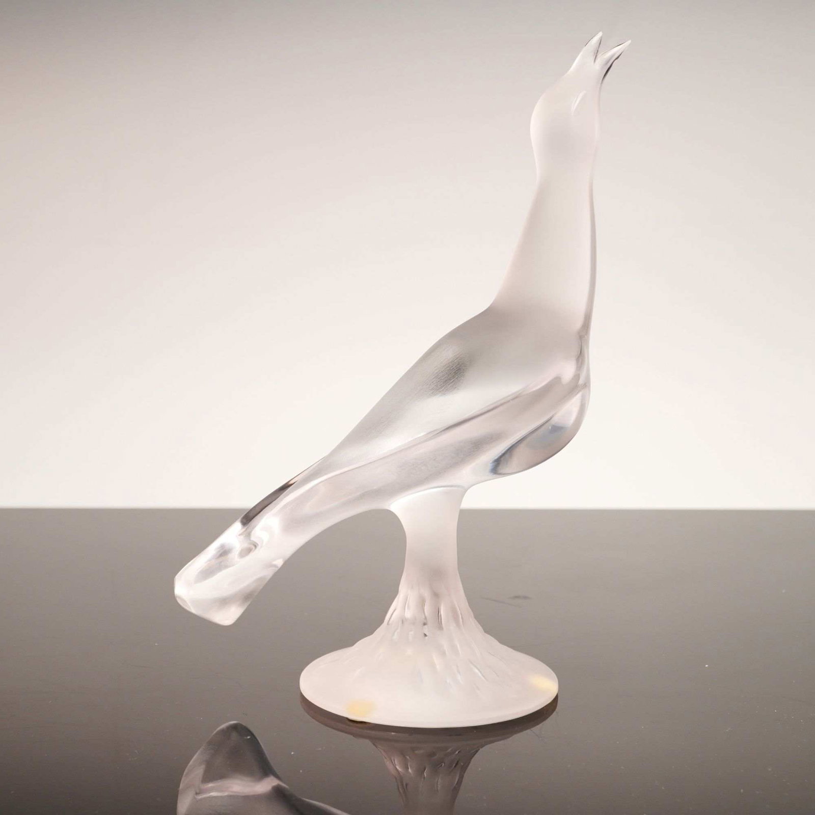 Lalique Frosted Crystal Daphnis Seagull Bird Figurine: A French lead crystal figurine of the Daphnis model, produced by Lalique. The bird is depicted in an upright, calling posture with its head tilted back and beak open. The sculpture features a combinat