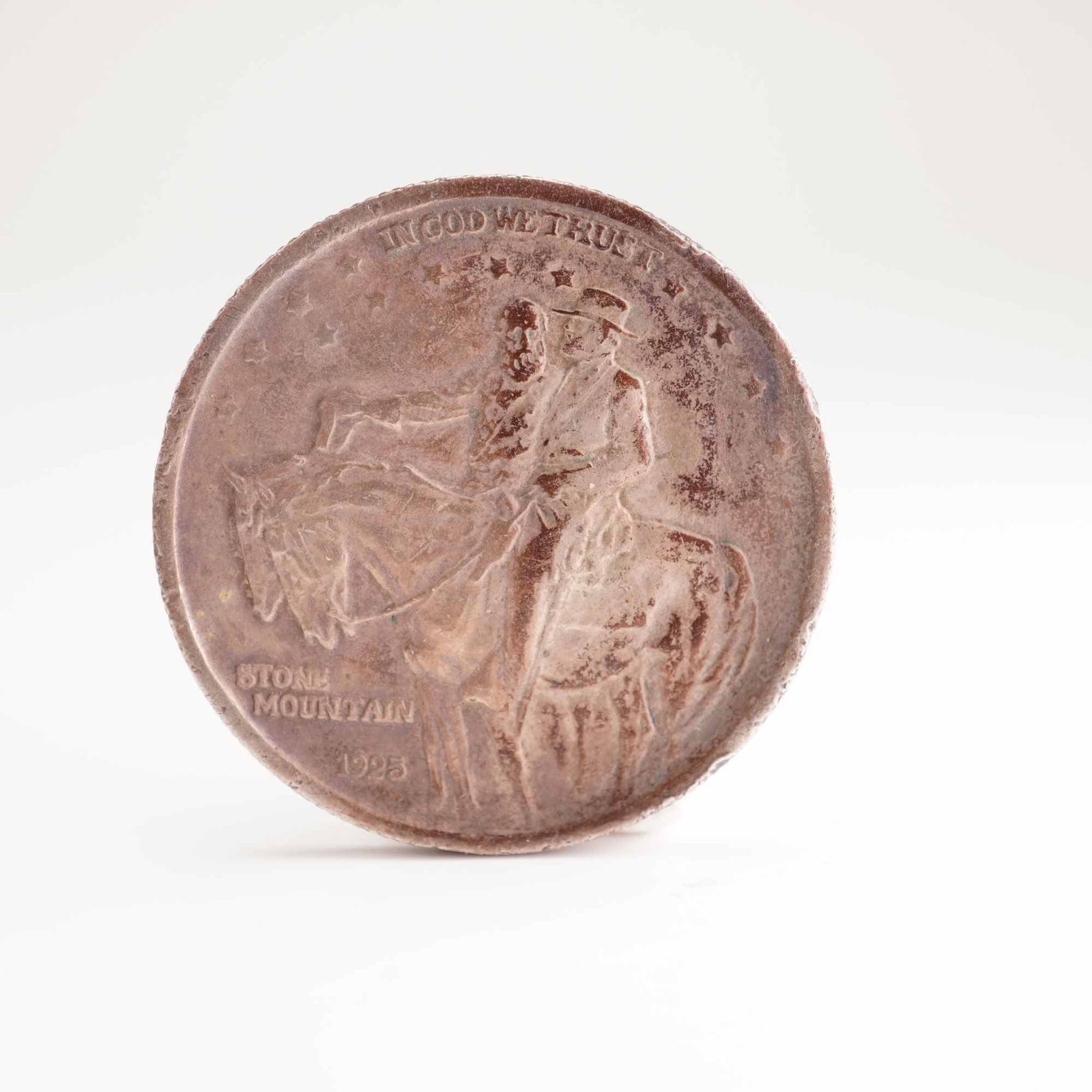 US 1925 Stone Mountain Memorial Silver Commemorative Half Dollar: US 1925 Stone Mountain Memorial silver commemorative half dollar. The coin is composed of .900 fine silver with a reeded edge. Obverse inscriptions include IN GOD WE TRUST and STONE MOUNTAIN 1925. Rev