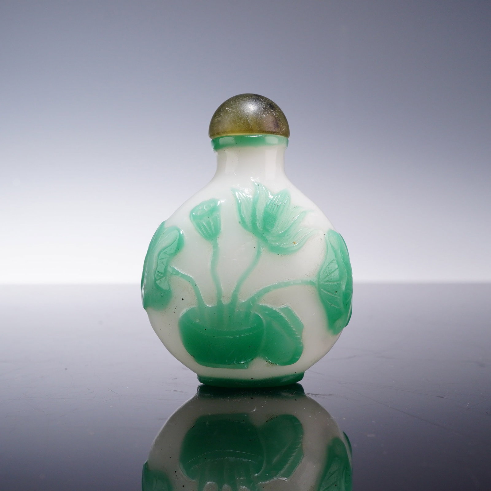 Chinese Peking Overlay Glass Snuff Bottle with Stopper (1 of 3)