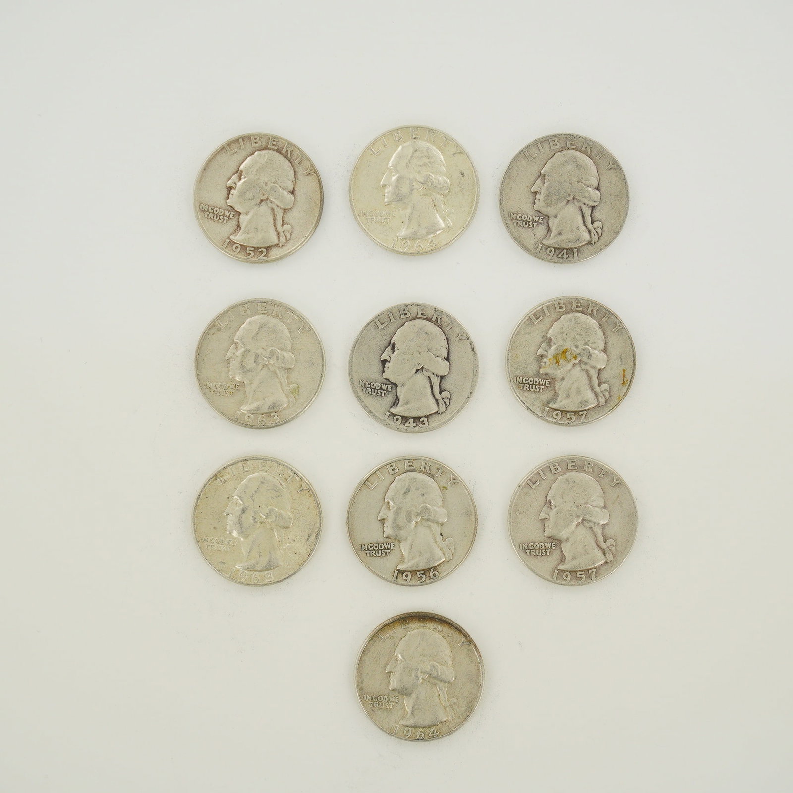 10pc Pre-1964 U.S. 90% Silver Washington Quarters: A collection of US Washington Quarter Dollars consisting of a mixed date bag of 90% silver coinage. The group includes specimens from the Philadelphia and Denver Mints. Dates present include 1941, 194