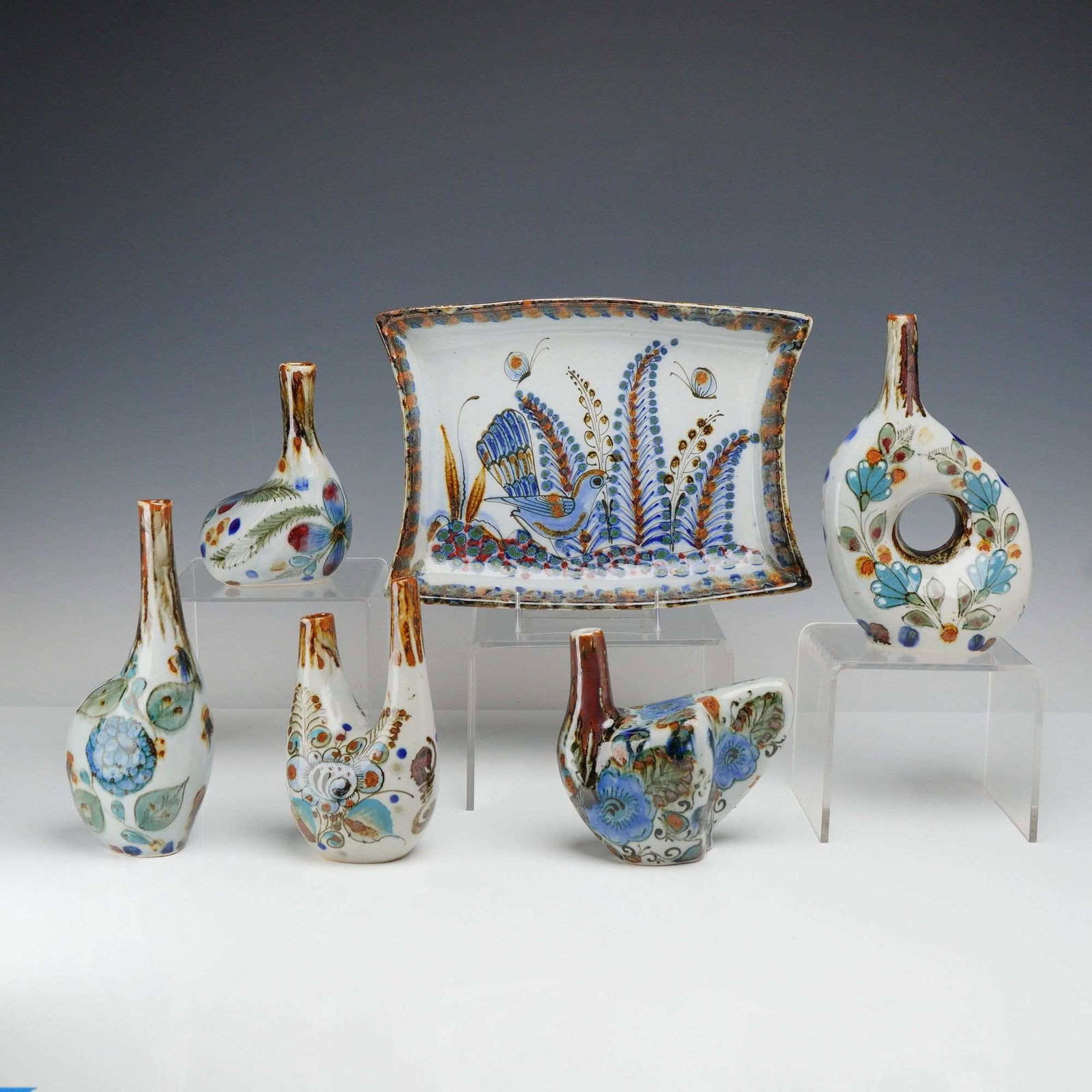 6pc Ken Edwards Tonala Mexican Pottery Stoneware Items: A lot of six hand-painted stoneware ceramic items from Tonala, Mexico, bearing the marks of the artist Ken Edwards. This collection is executed in high-fired stoneware with a characteristic