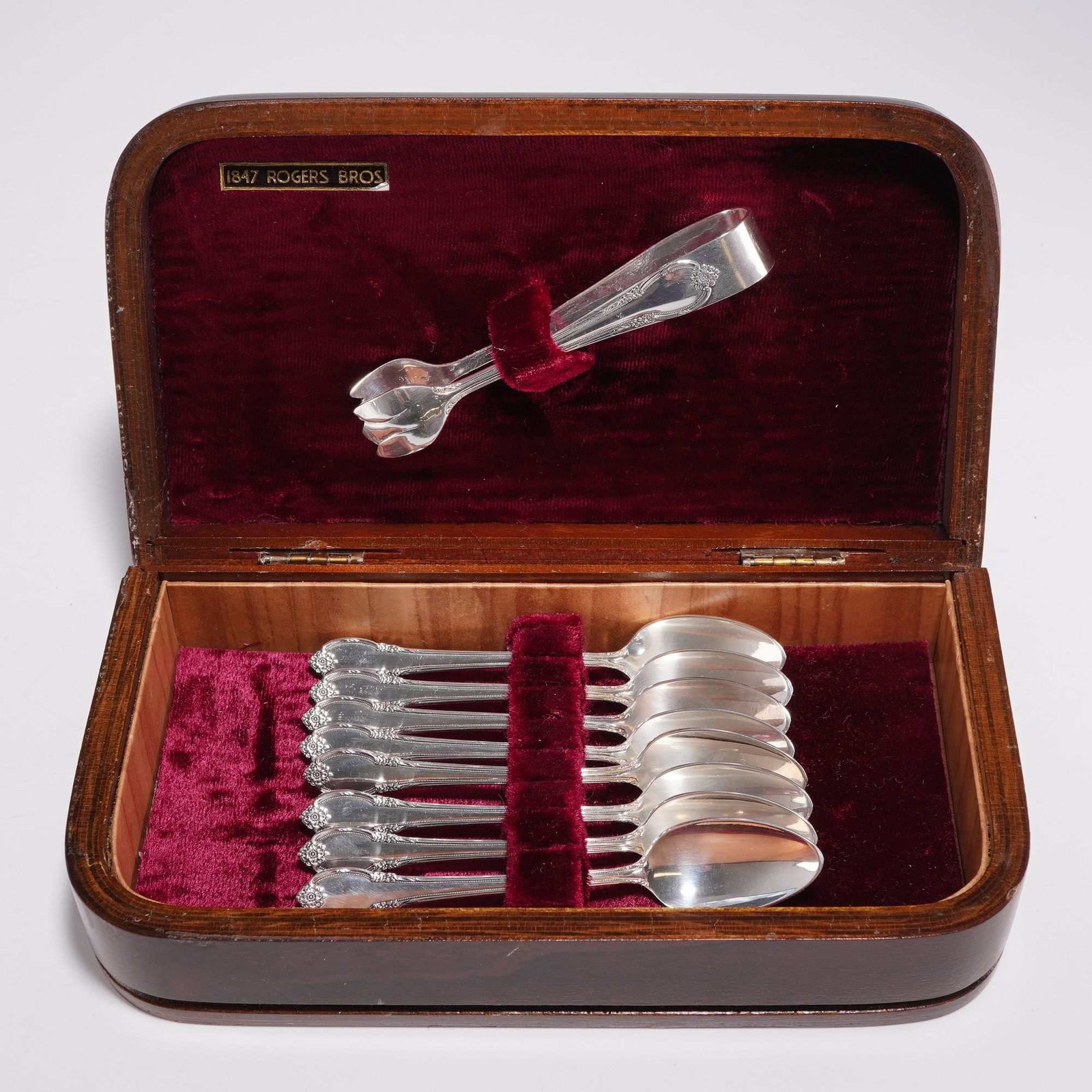 1847 Rogers Bros Springtime Silver-Plated Set of Eight Spoons and Sugar Tongs in Wooden Case (1 of 4)
