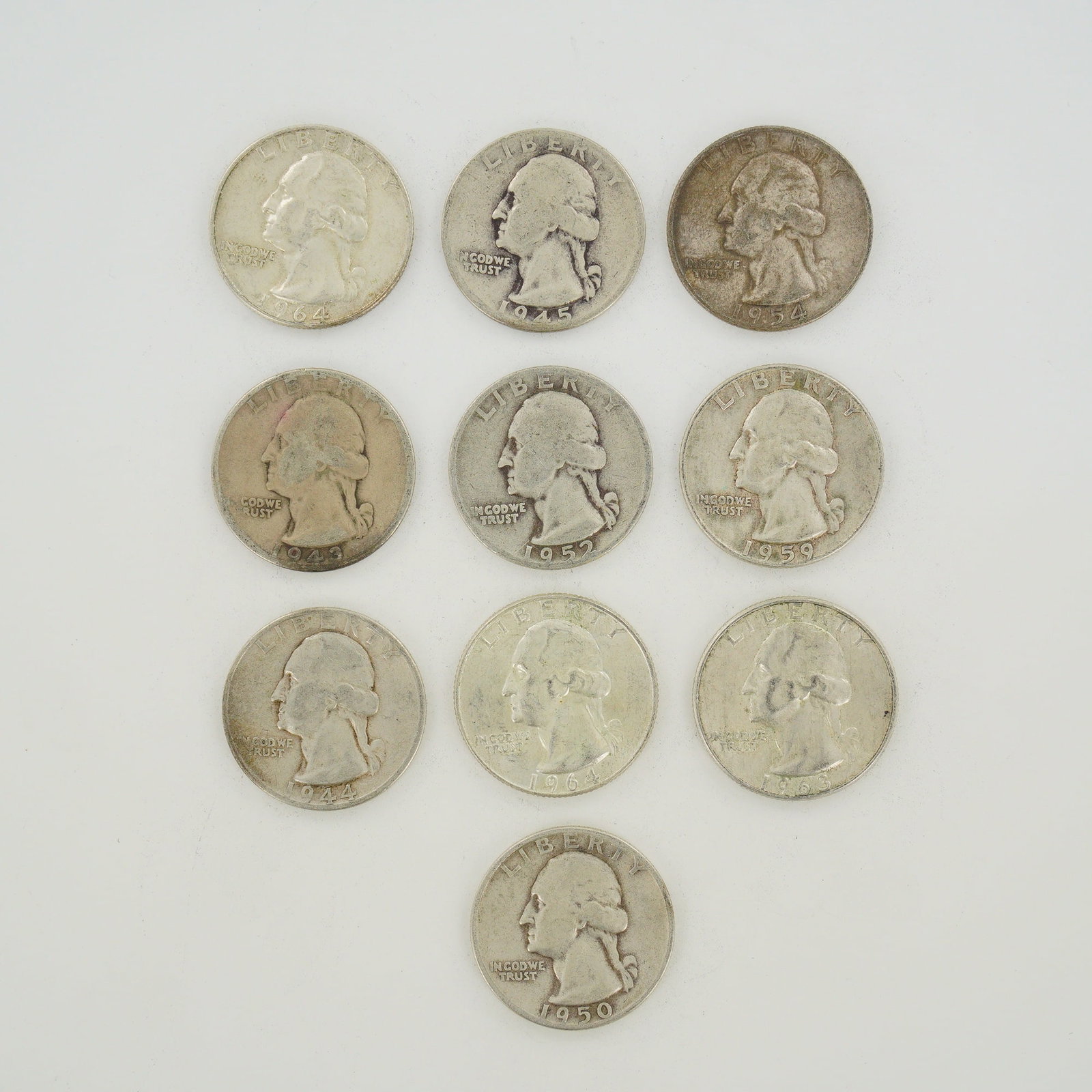 10pc Group of US Silver Washington Quarters, 1943-1964: A group of US Washington quarter dollars. This assortment consists of a mixed date bag of coins dating from 1943 to 1964. These pieces are composed of 90% silver and 10% copper with reeded edges. The 