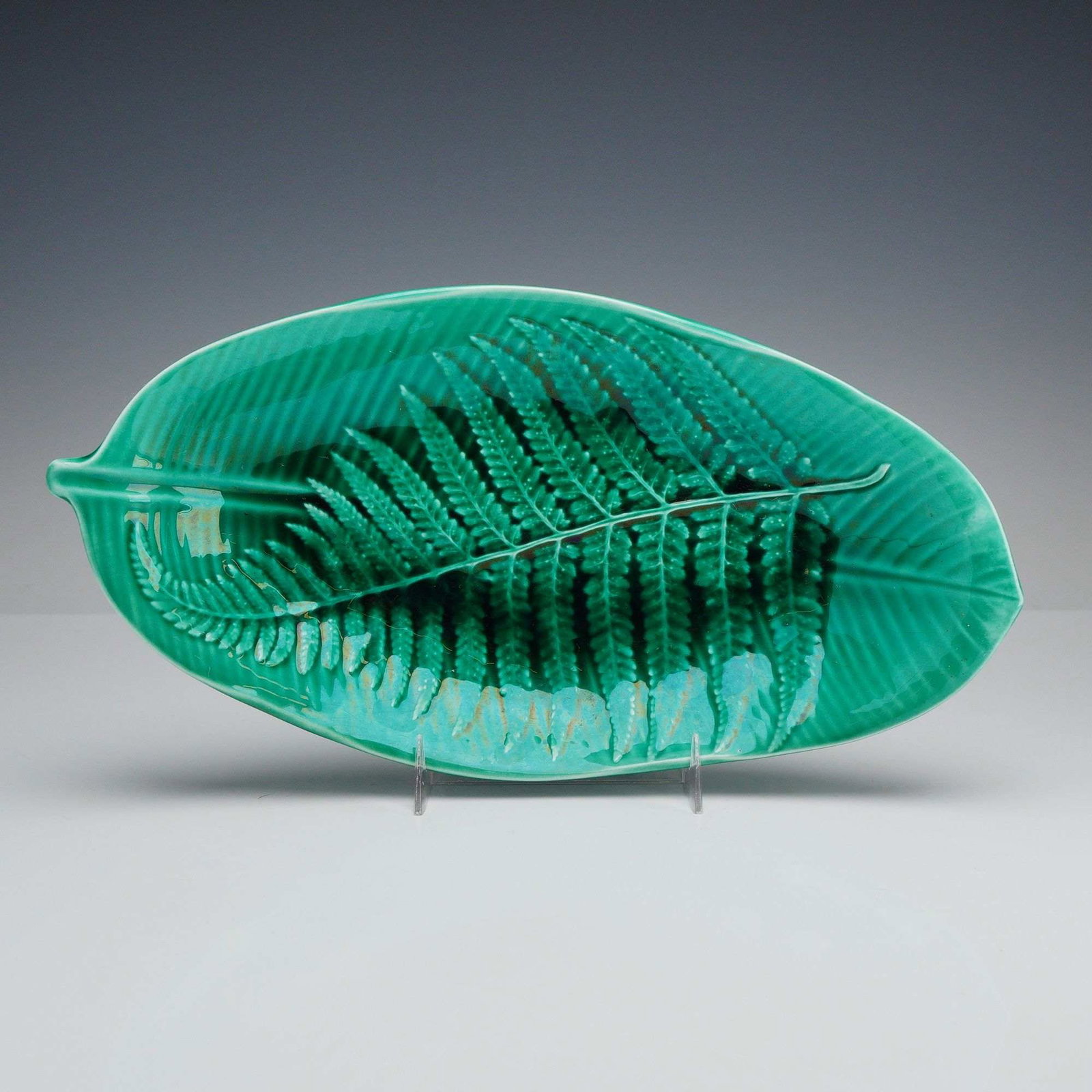 Wedgwood Barlaston Green Glazed Fern and Leaf Dish (1 of 3)