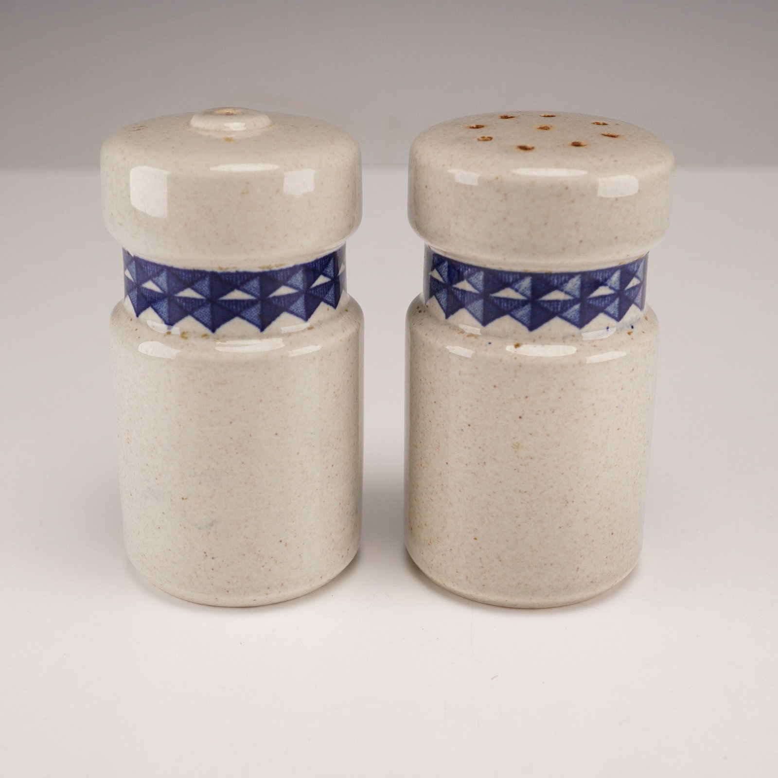 A Pair of Wedgwood 'Mexico' Ceramic Salt and Pepper Shakers (1 of 3)