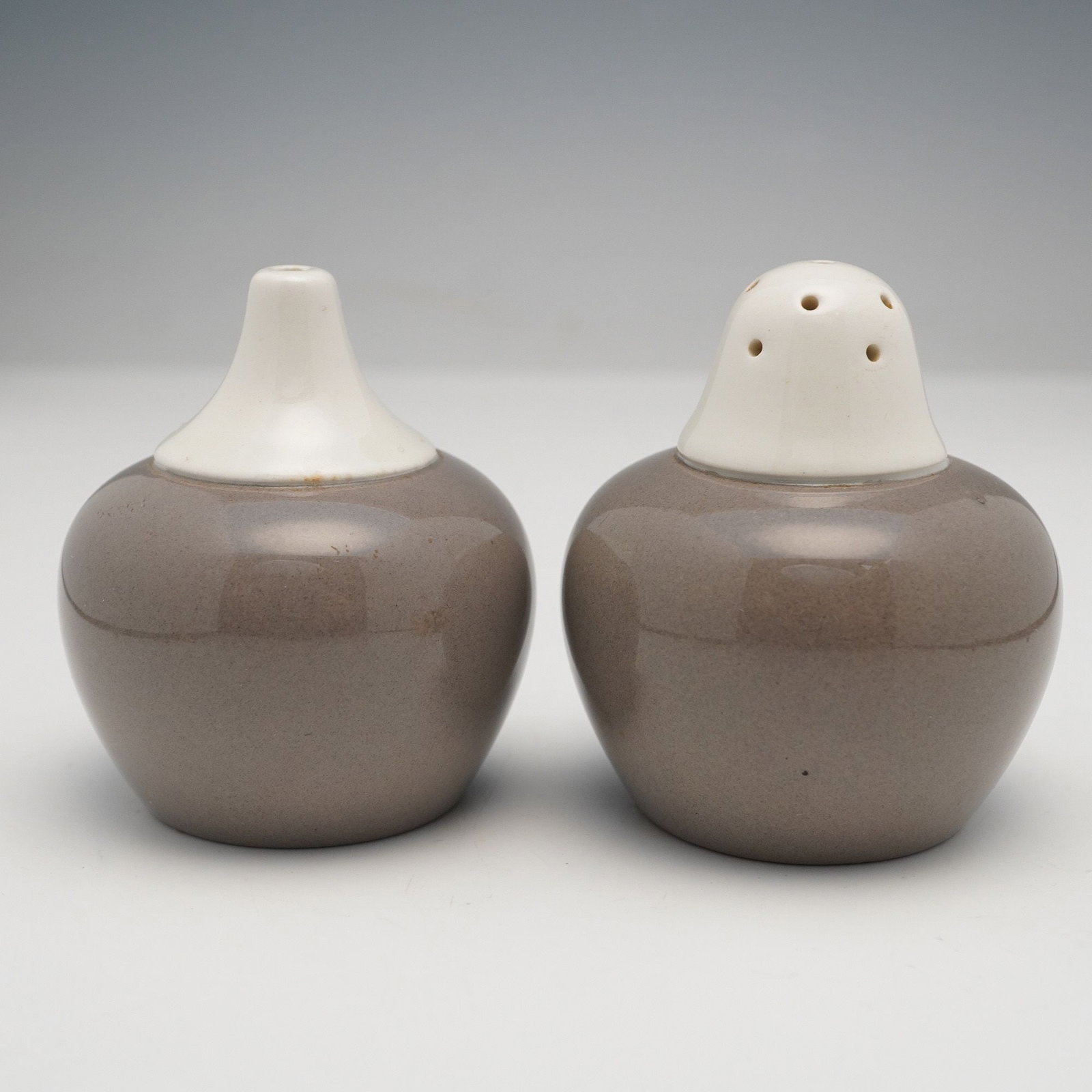 A Pair of Wedgwood Havana Salt and Pepper Shakers (1 of 3)