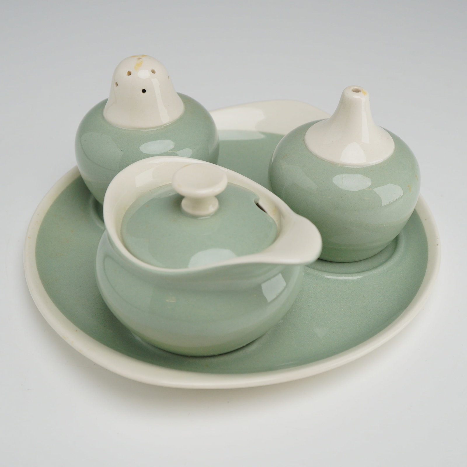 4pc Wedgwood Barlaston Condiment Set, Wintergreen: This is a Wedgwood of Etruria and Barlaston condiment set in the Wintergreen pattern, consisting of 4 pieces and 1 lid. The collection includes a salt shaker, a pepper shaker, and a mustard pot with l