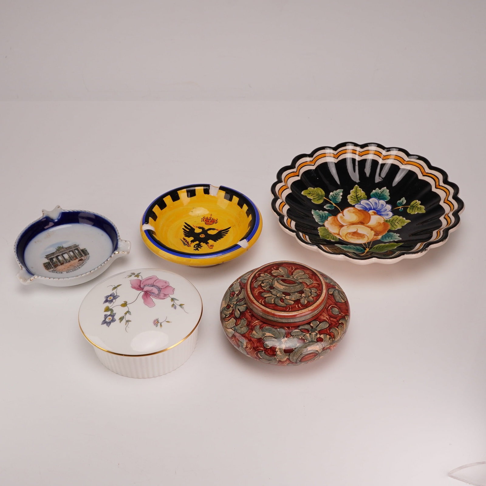 5pc European Decorative Ceramics including Wedgwood and Italian Maiolica (1 of 3)