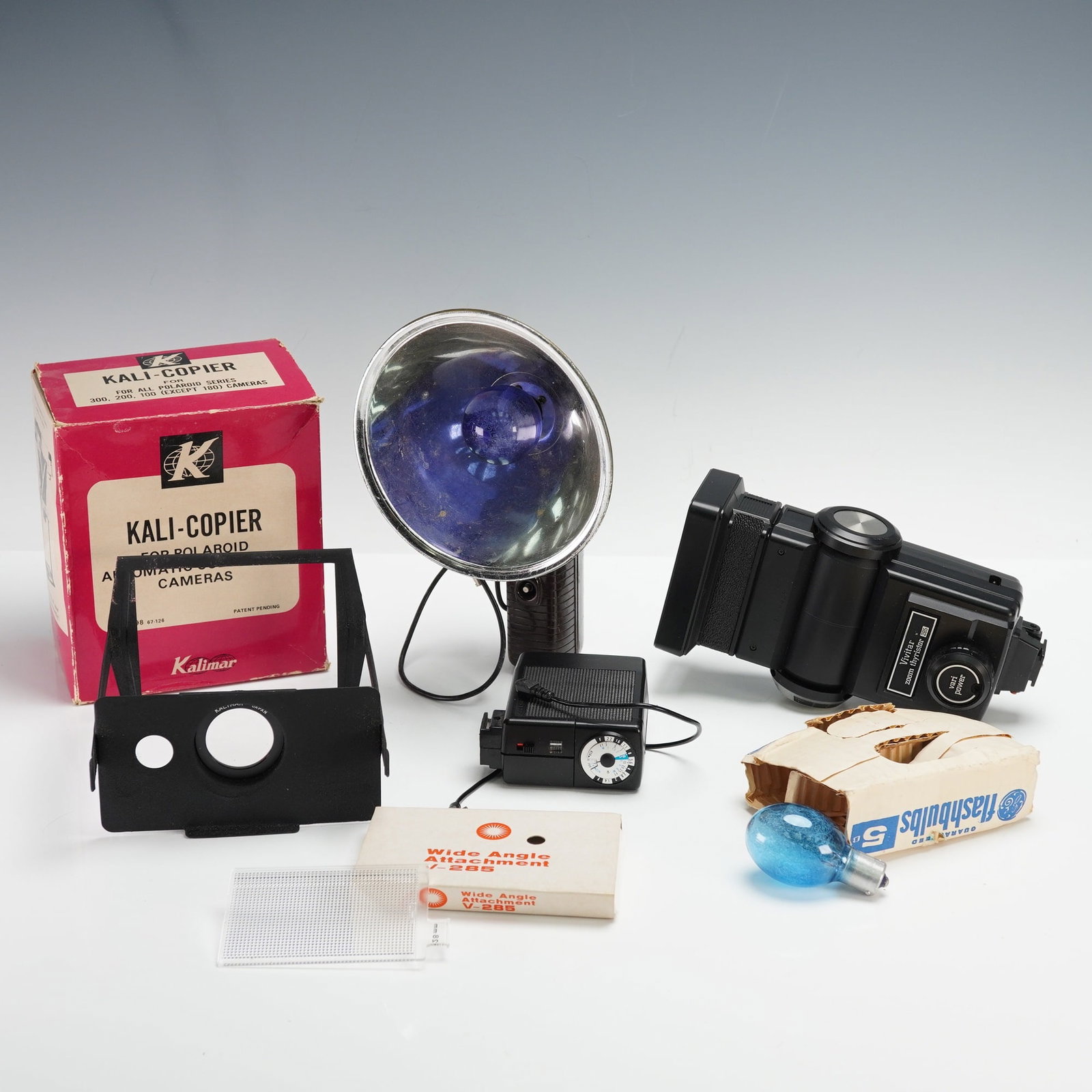5pc Kalimar & Vivitar Photography Equipment: A collection of photography accessories including a Vivitar Zoom Thyristor 560D flash unit featuring adjustable power and zoom settings, a Vivitarauto 202 flash with dial exposure guide and cord conne