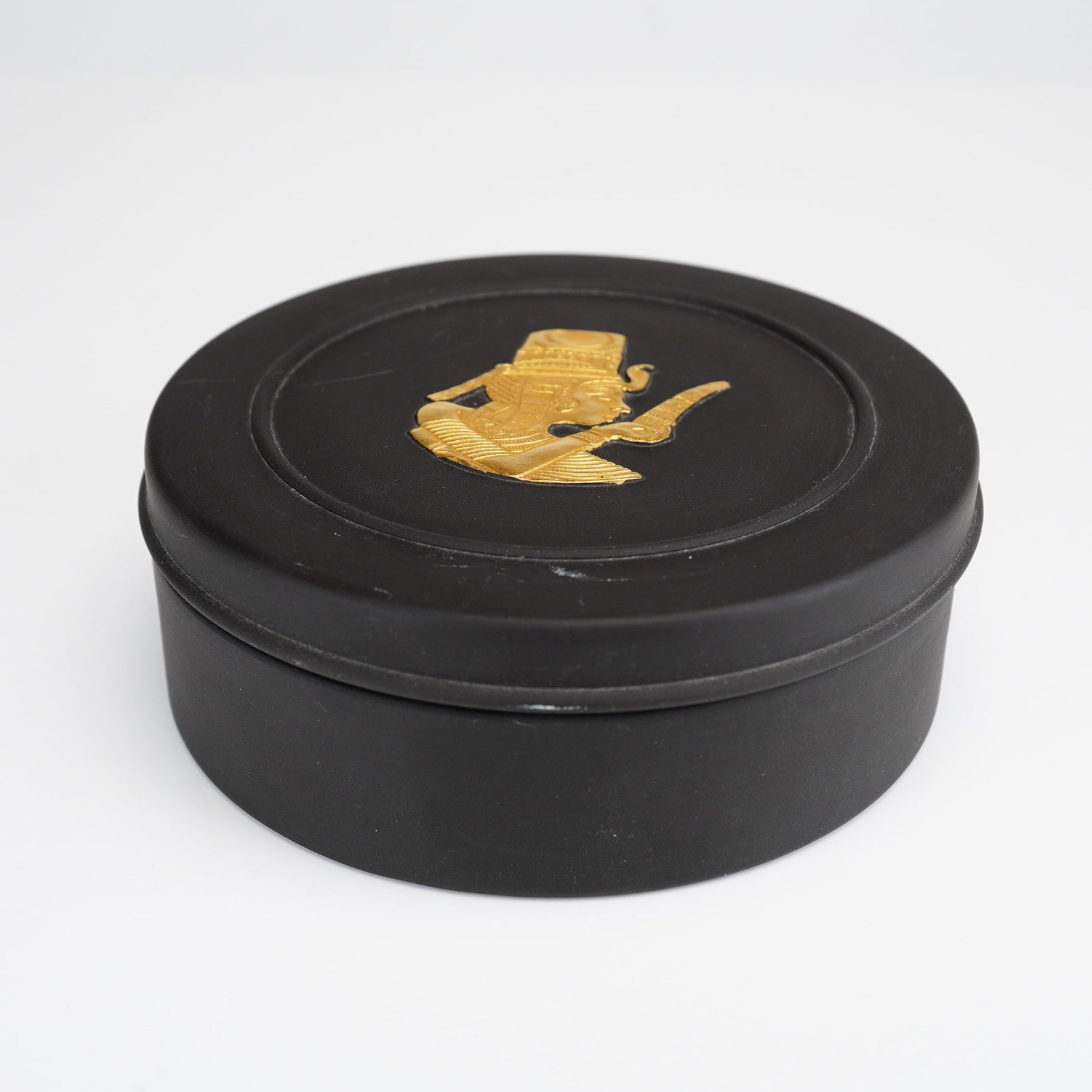 Wedgwood Black Basalt Gilded Egyptian Queen Ankhesenamun Circular Lidded Trinket Box (1 of 4)