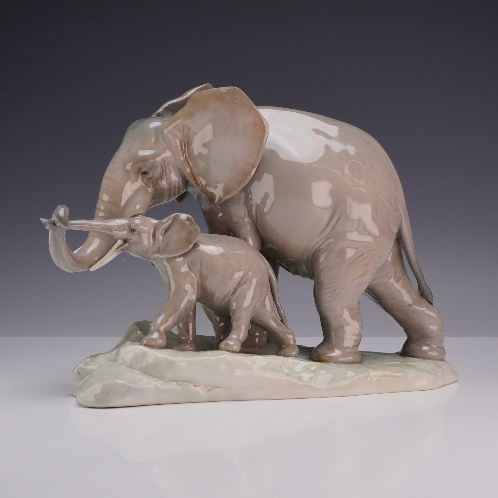Lladro Glazed Porcelain Figurine, Maternal Elephant 01004765 (1 of 3)