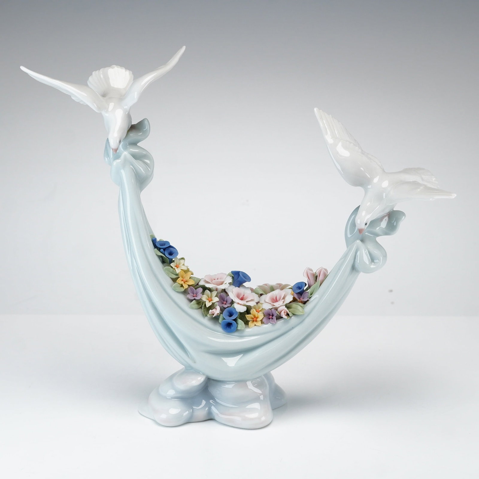 Lladro Porcelain Doves Figurine, Petals of Peace 01006579 (1 of 4)